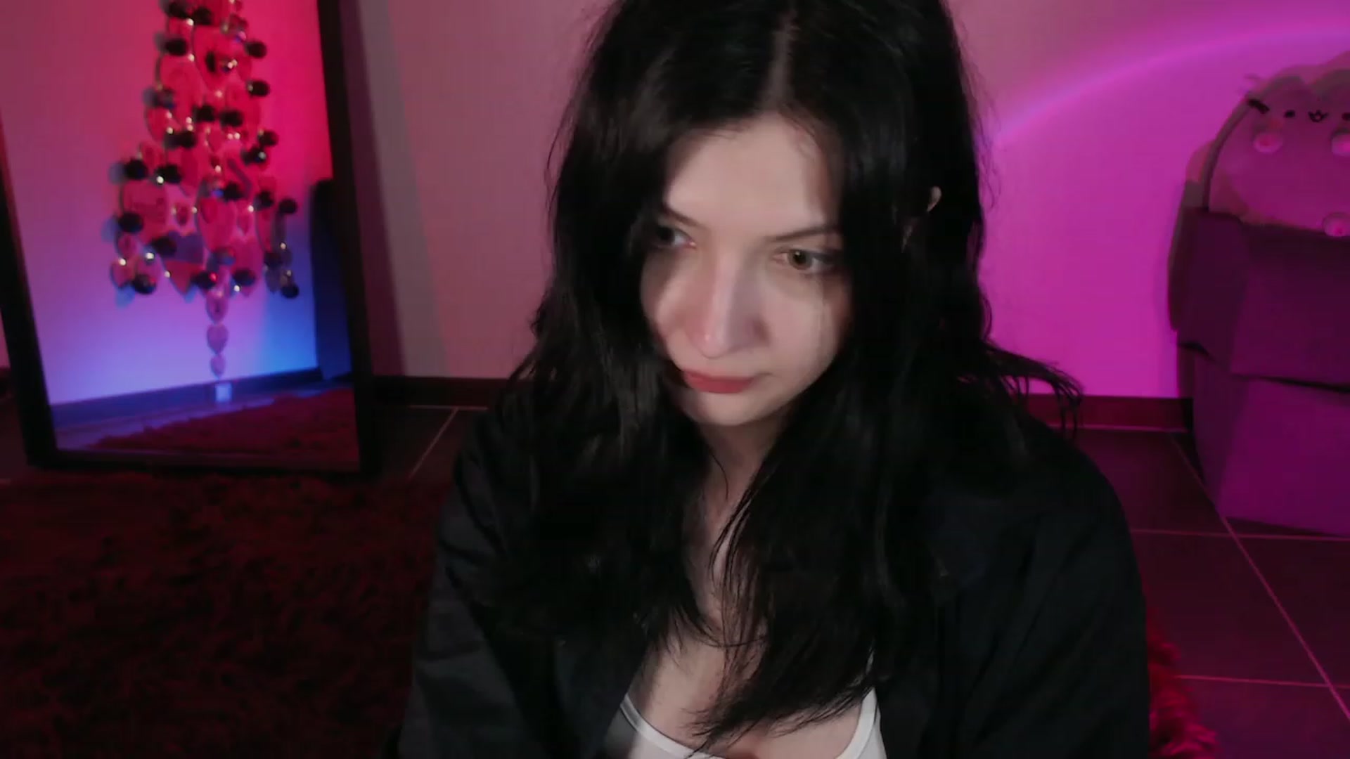 Gallery image thumbnail from RoomToAvoid's myfreecams stream on, 12/04/2023, 03:56 image 2 of 20