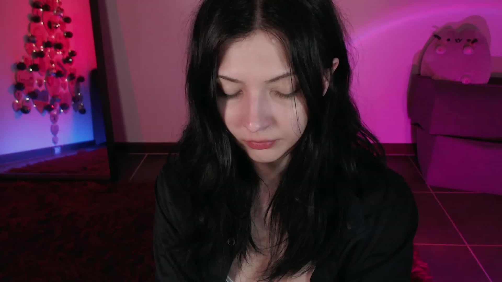 Gallery image thumbnail from RoomToAvoid's myfreecams stream on, 12/04/2023, 03:56 image 1 of 20