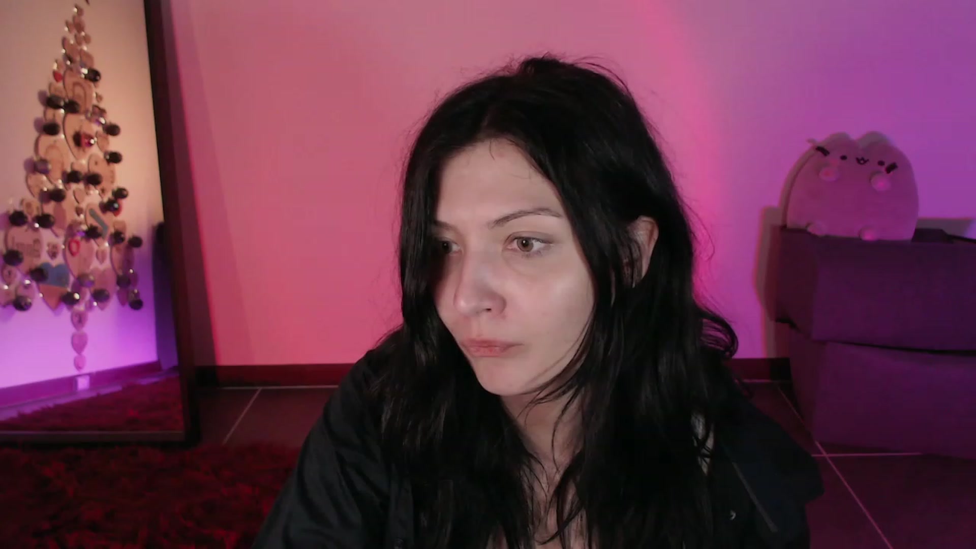 Gallery image thumbnail from RoomToAvoid's myfreecams stream on, 12/04/2023, 05:43 image 4 of 20