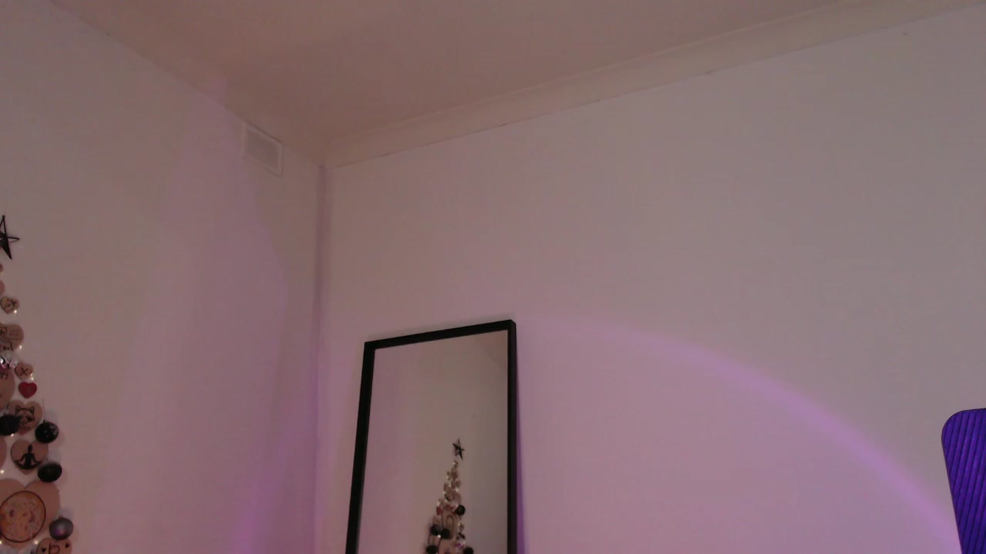 Gallery image thumbnail from RoomToAvoid's myfreecams stream on, 12/06/2023, 01:13 image 2 of 20