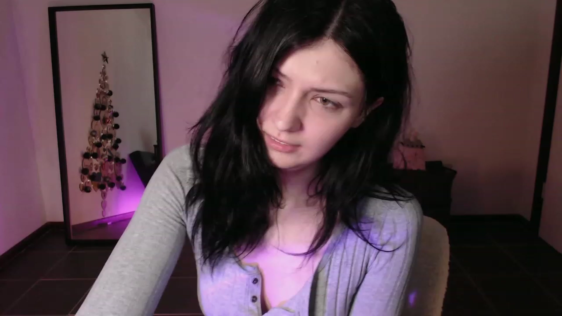 Gallery image thumbnail from RoomToAvoid's myfreecams stream on, 12/06/2023, 01:13 image 16 of 20