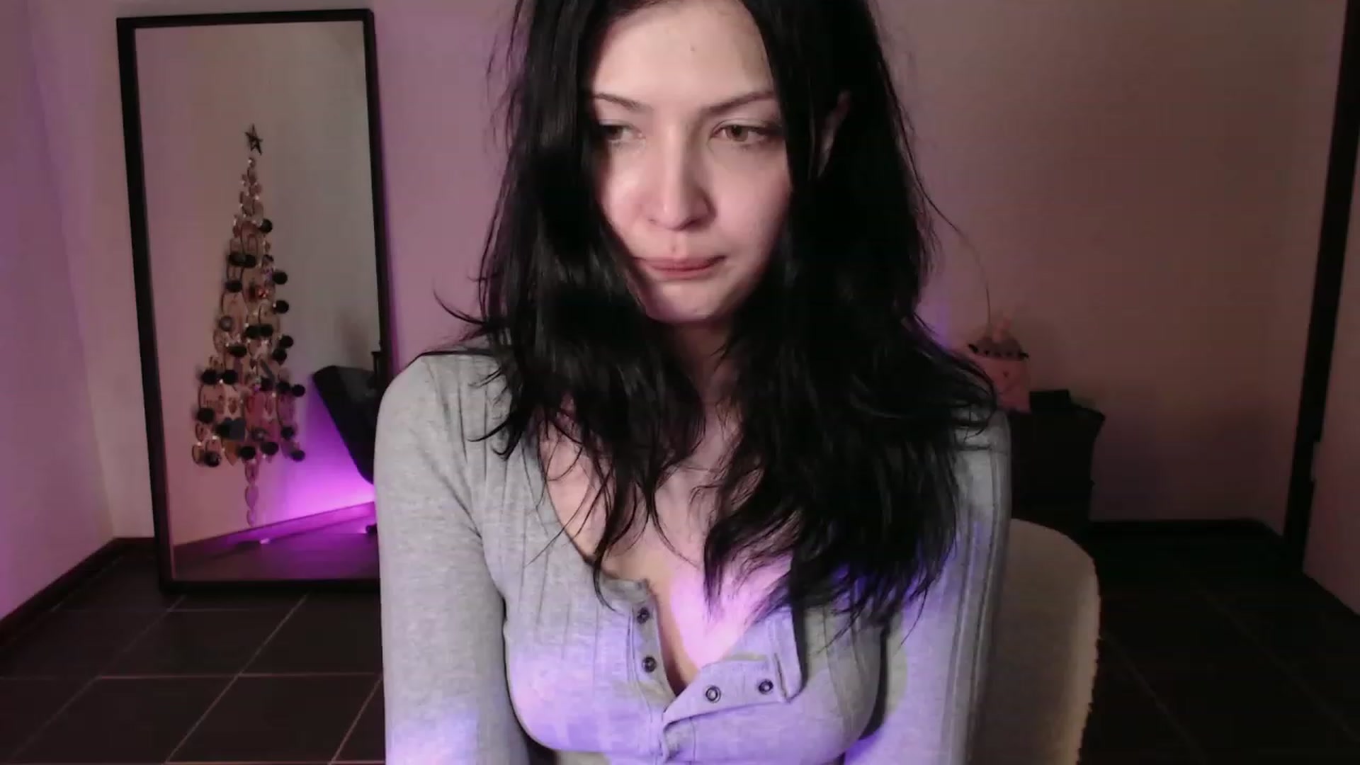 Gallery image thumbnail from RoomToAvoid's myfreecams stream on, 12/06/2023, 01:13 image 13 of 20