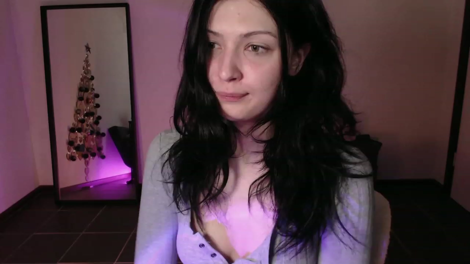 Gallery image thumbnail from RoomToAvoid's myfreecams stream on, 12/06/2023, 01:34 image 16 of 20
