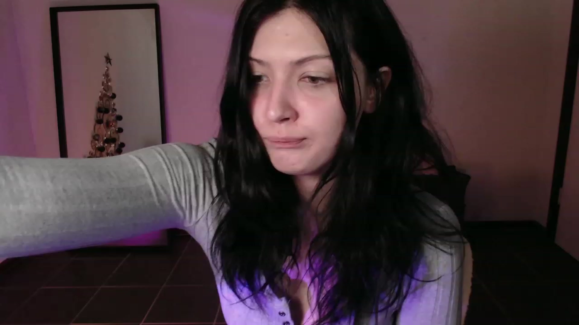 Gallery image thumbnail from RoomToAvoid's myfreecams stream on, 12/06/2023, 01:34 image 11 of 20
