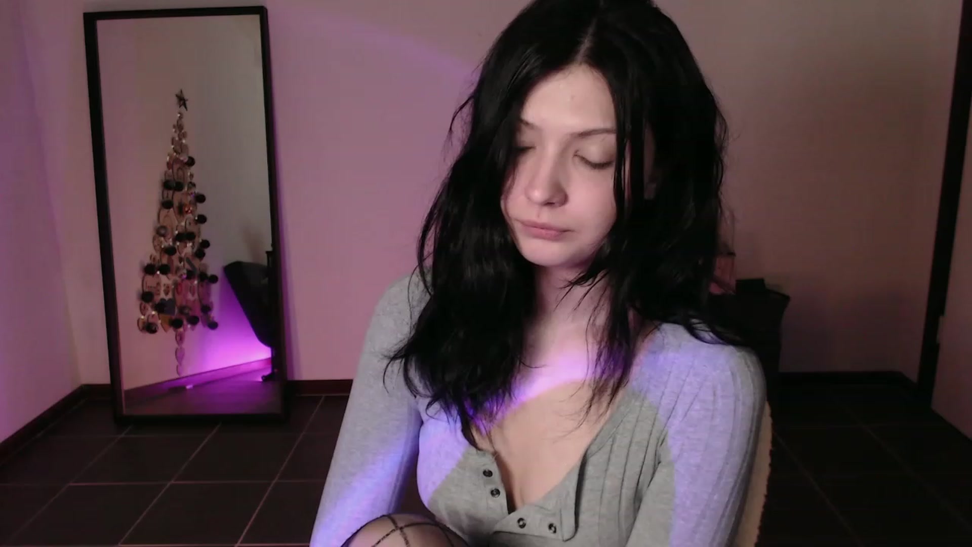 Gallery image thumbnail from RoomToAvoid's myfreecams stream on, 12/06/2023, 01:34 image 7 of 20