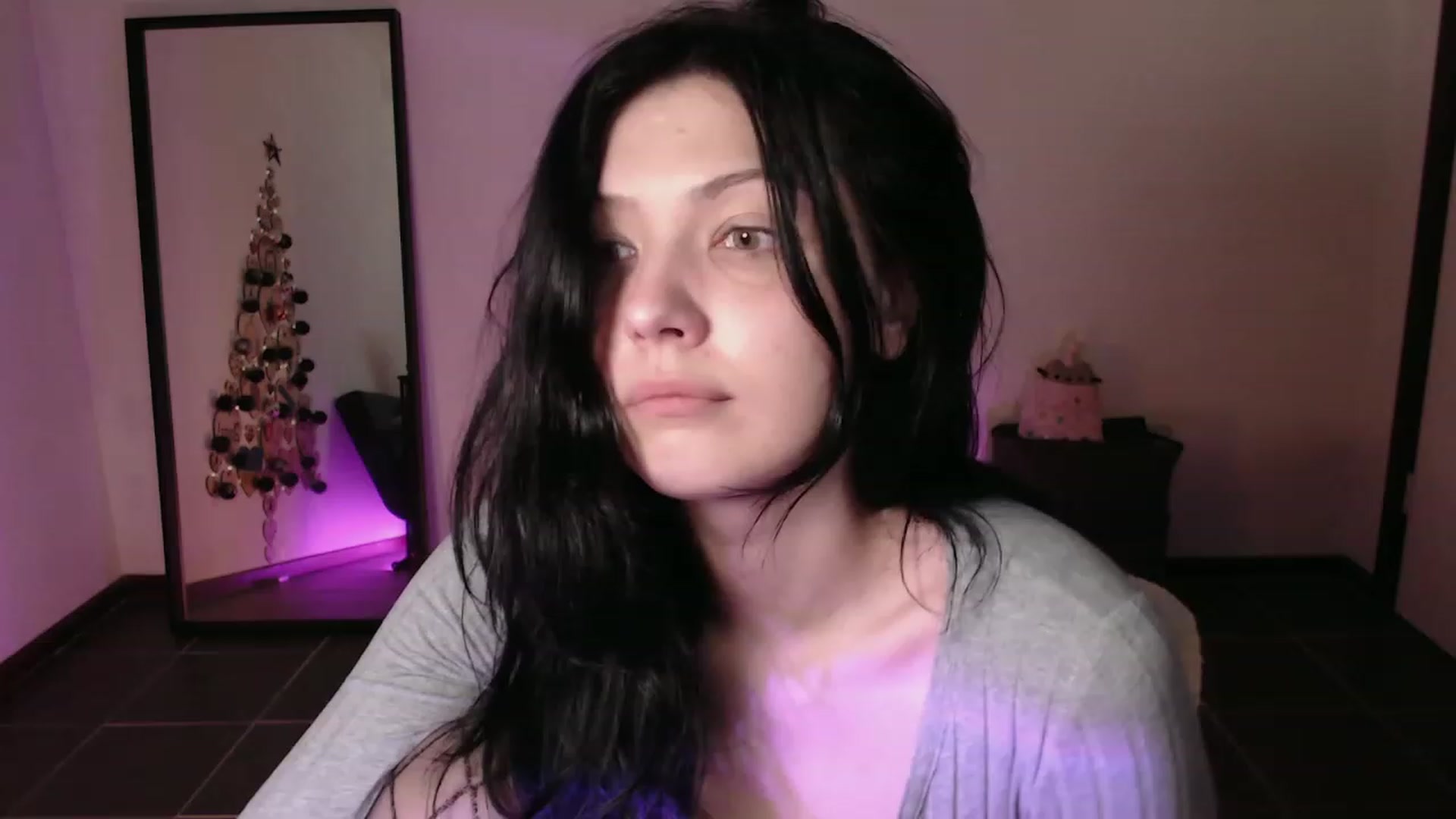 Gallery image thumbnail from RoomToAvoid's myfreecams stream on, 12/06/2023, 01:34 image 6 of 20