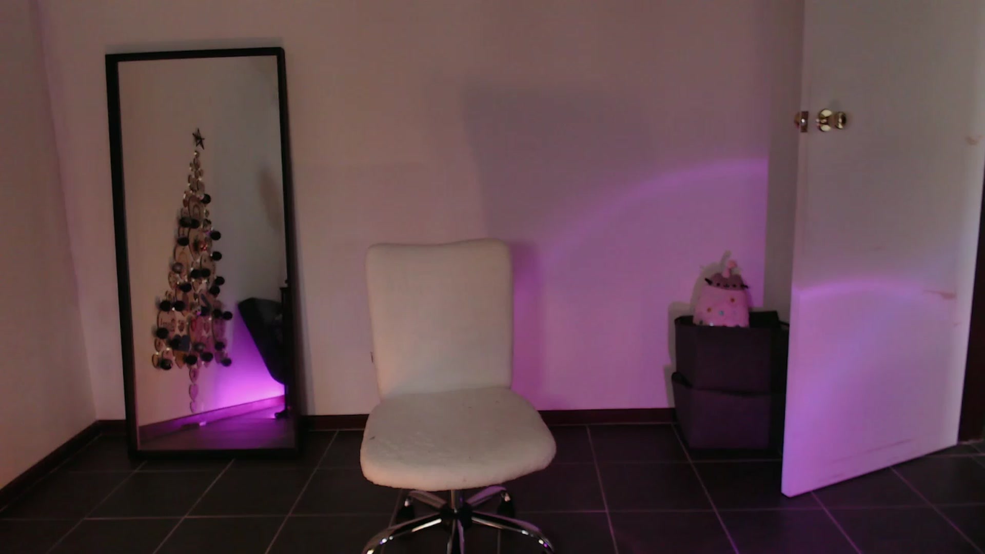 Gallery image thumbnail from RoomToAvoid's myfreecams stream on, 12/06/2023, 04:26 image 12 of 20