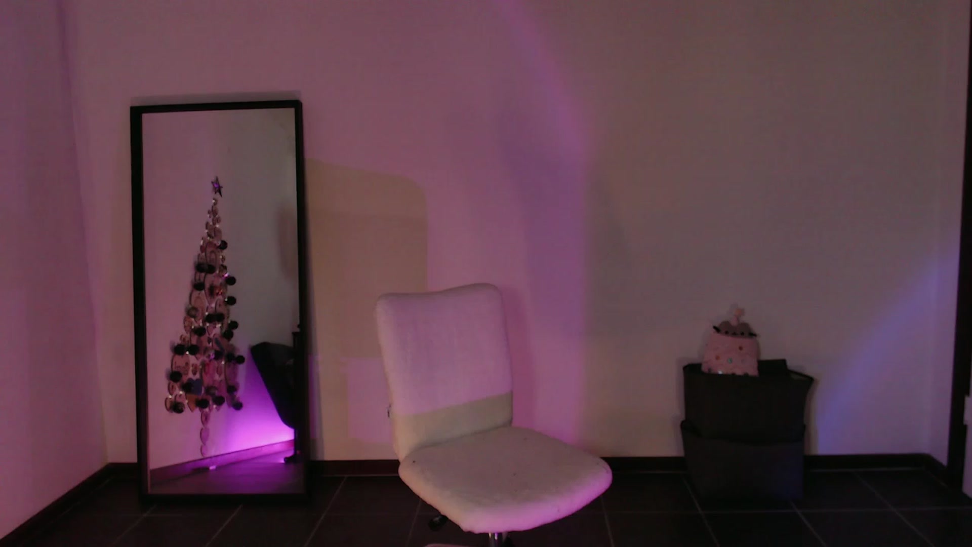 Gallery image thumbnail from RoomToAvoid's myfreecams stream on, 12/06/2023, 05:30 image 9 of 20