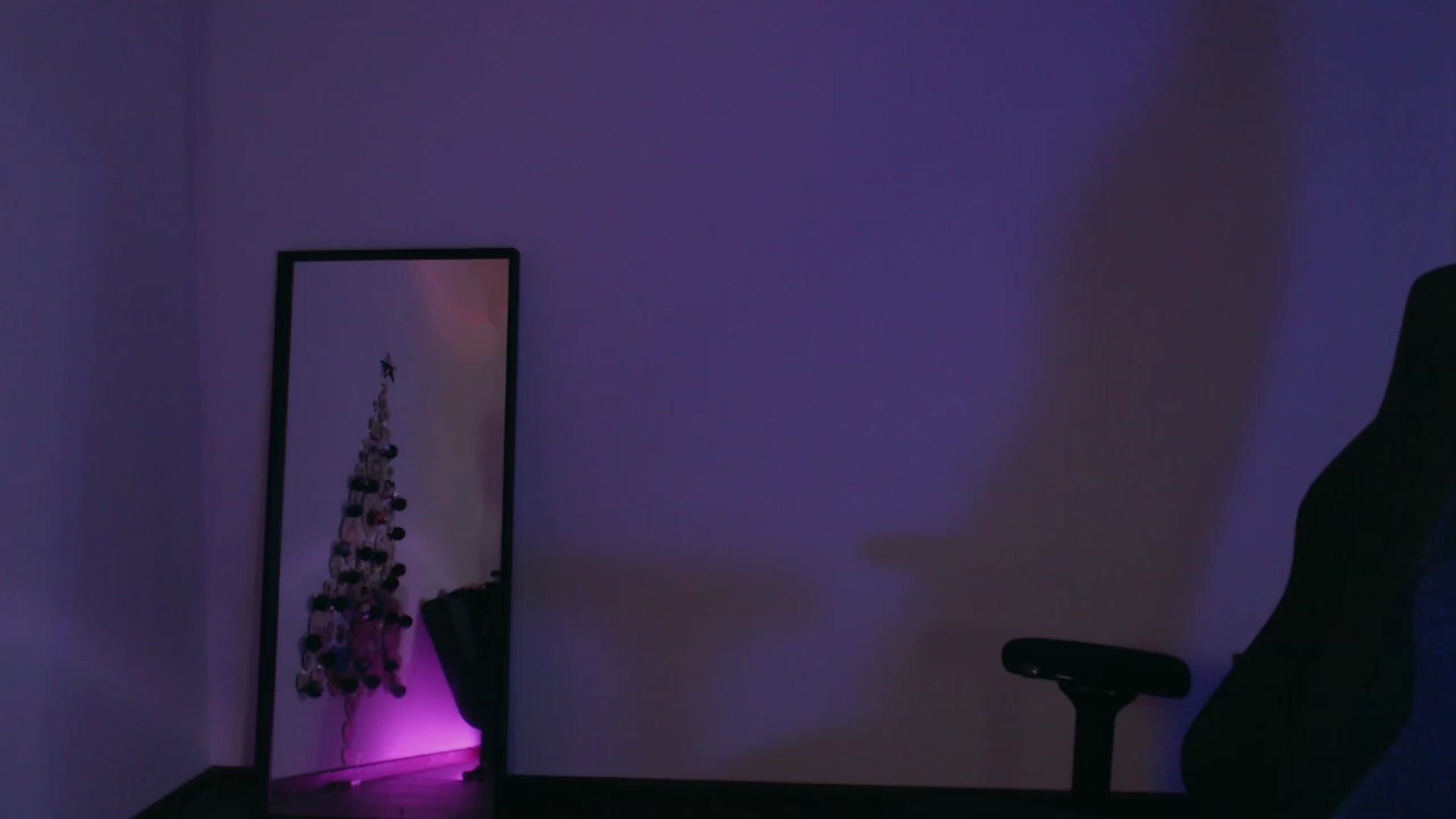 Gallery image thumbnail from RoomToAvoid's myfreecams stream on, 12/11/2023, 07:21 image 9 of 20