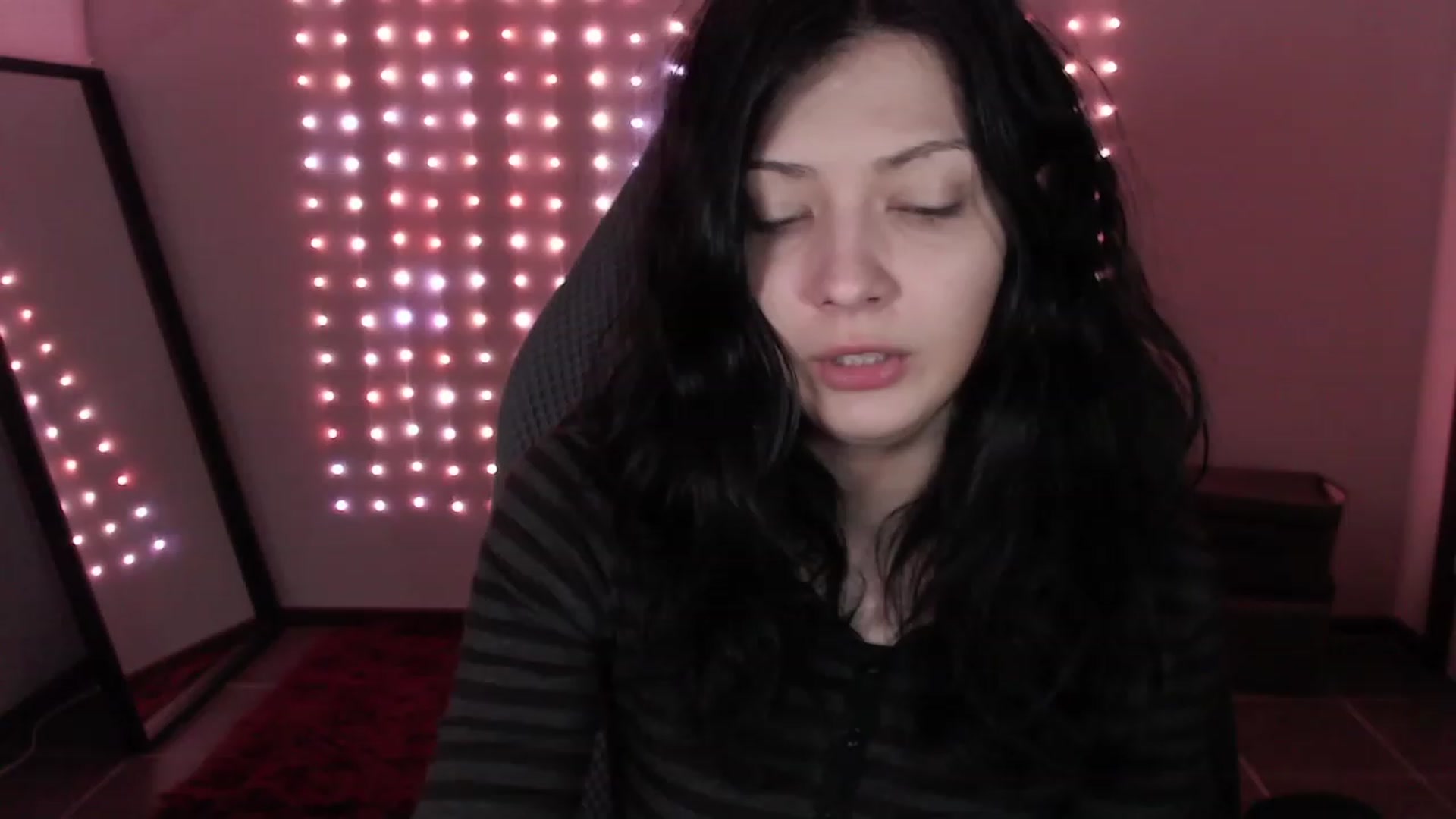 Gallery image thumbnail from RoomToAvoid's myfreecams stream on, 12/13/2023, 24:01 image 16 of 20