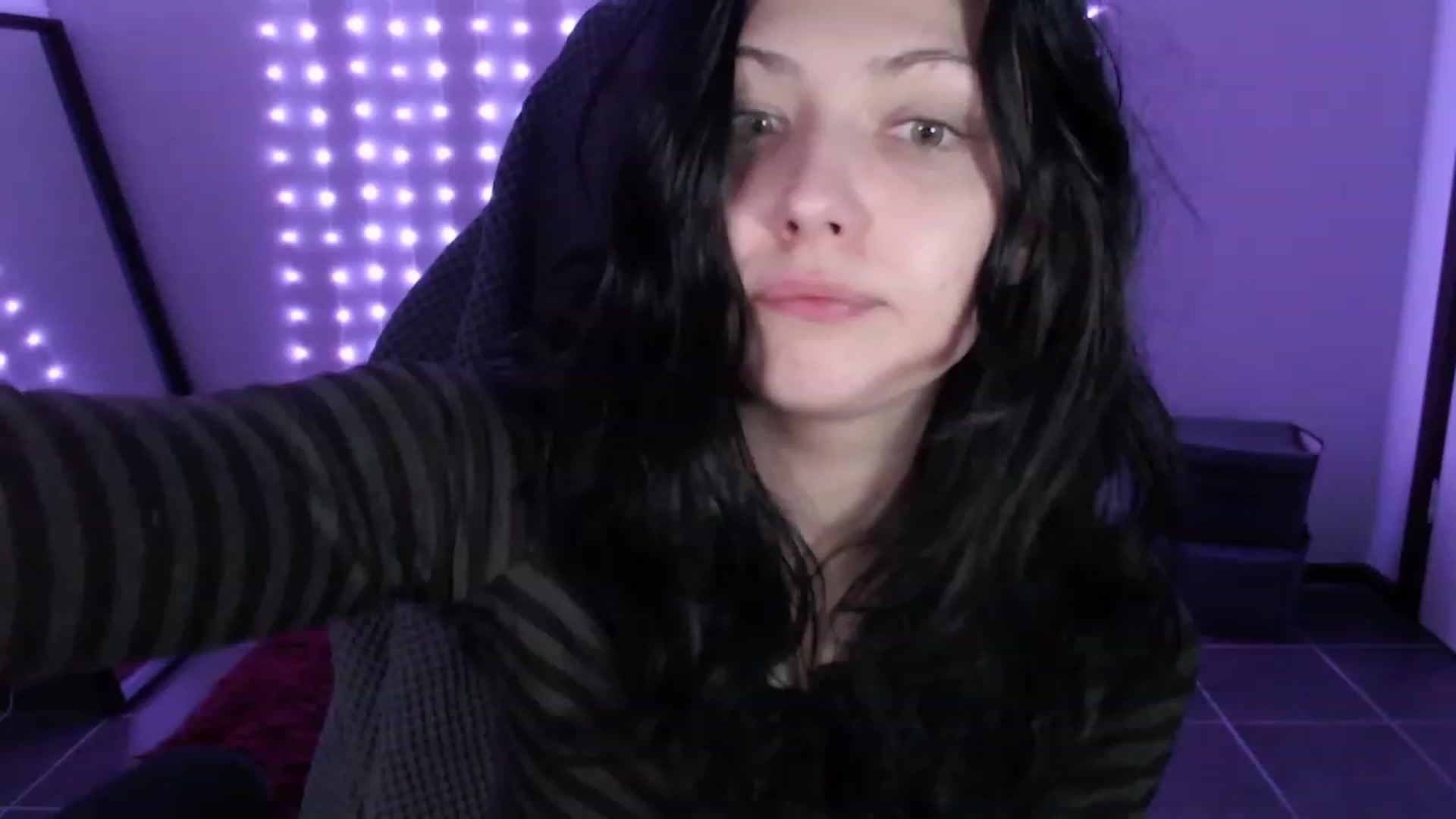 Gallery image thumbnail from RoomToAvoid's myfreecams stream on, 12/13/2023, 03:05 image 16 of 20