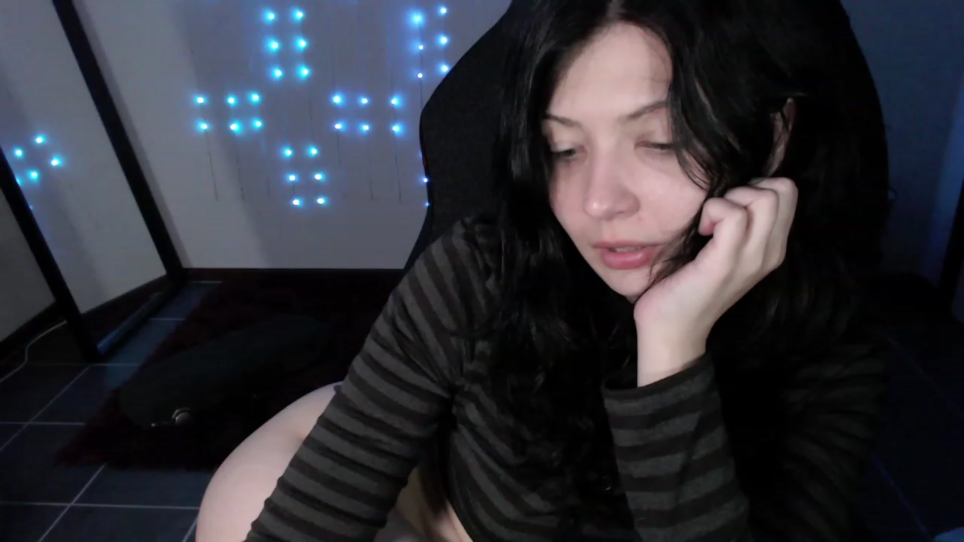 Gallery image thumbnail from RoomToAvoid's myfreecams stream on, 12/13/2023, 03:05 image 14 of 20