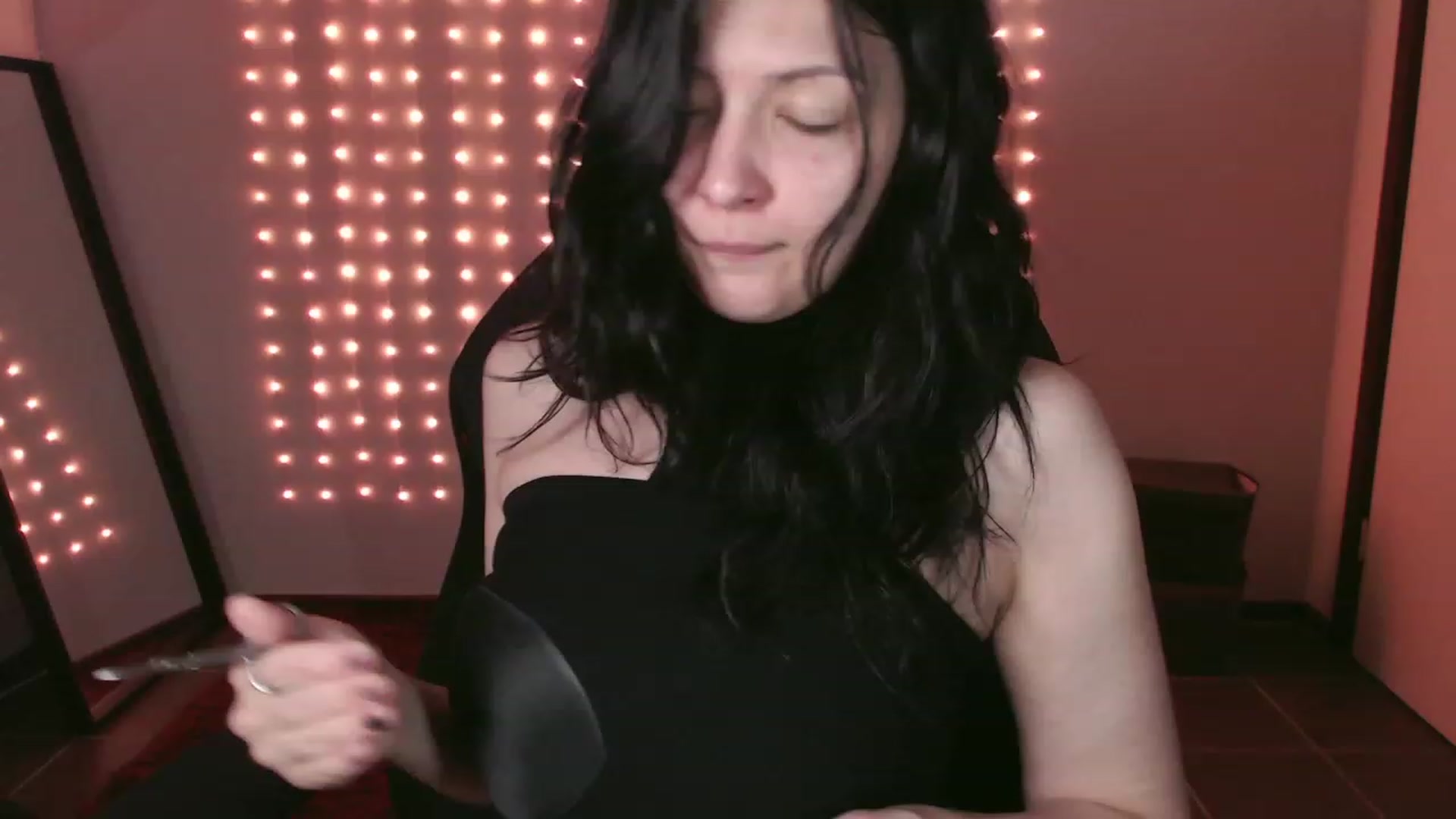 Gallery image thumbnail from RoomToAvoid's myfreecams stream on, 12/14/2023, 01:18 image 13 of 20