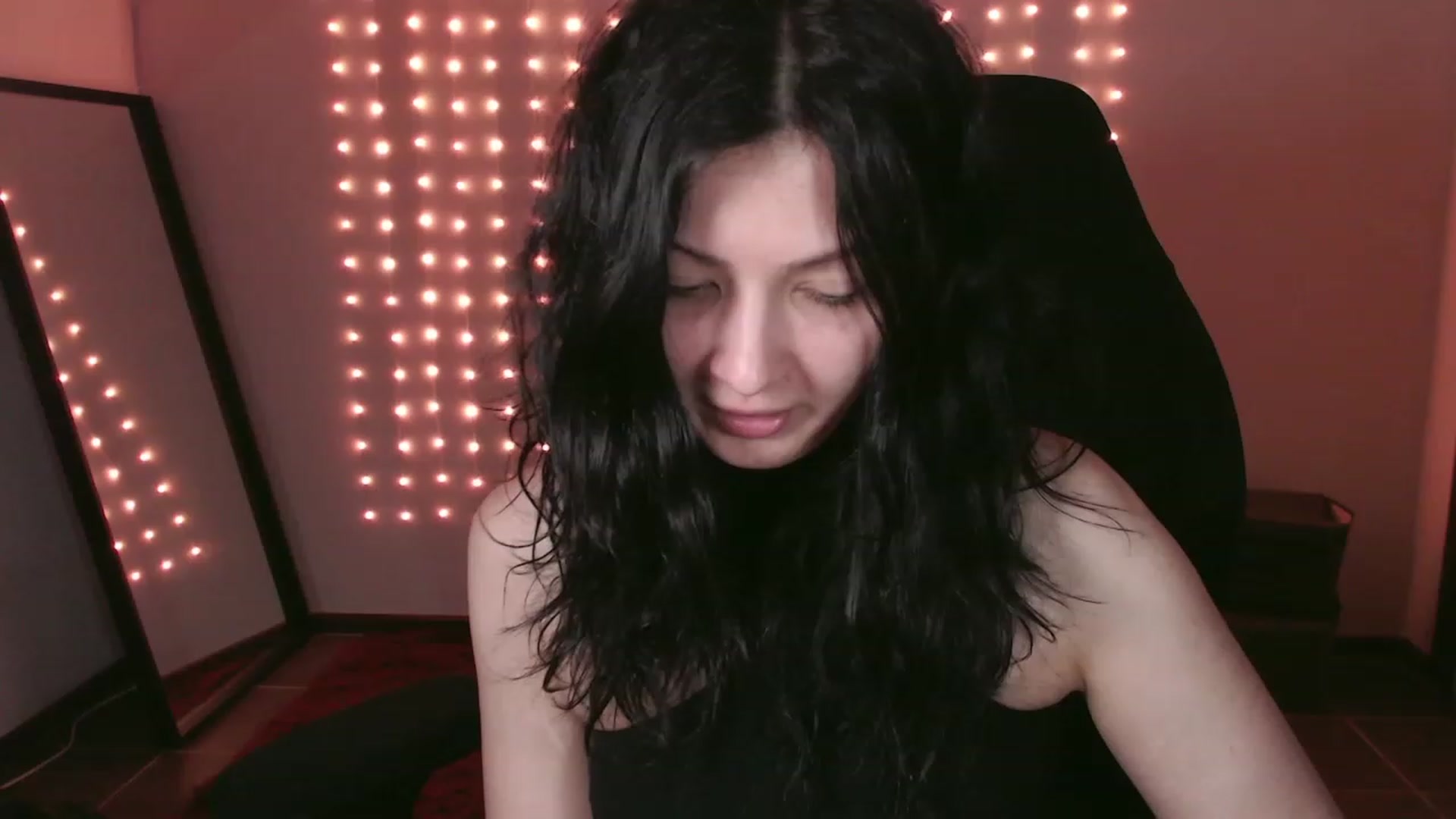 Gallery image thumbnail from RoomToAvoid's myfreecams stream on, 12/14/2023, 01:18 image 6 of 20