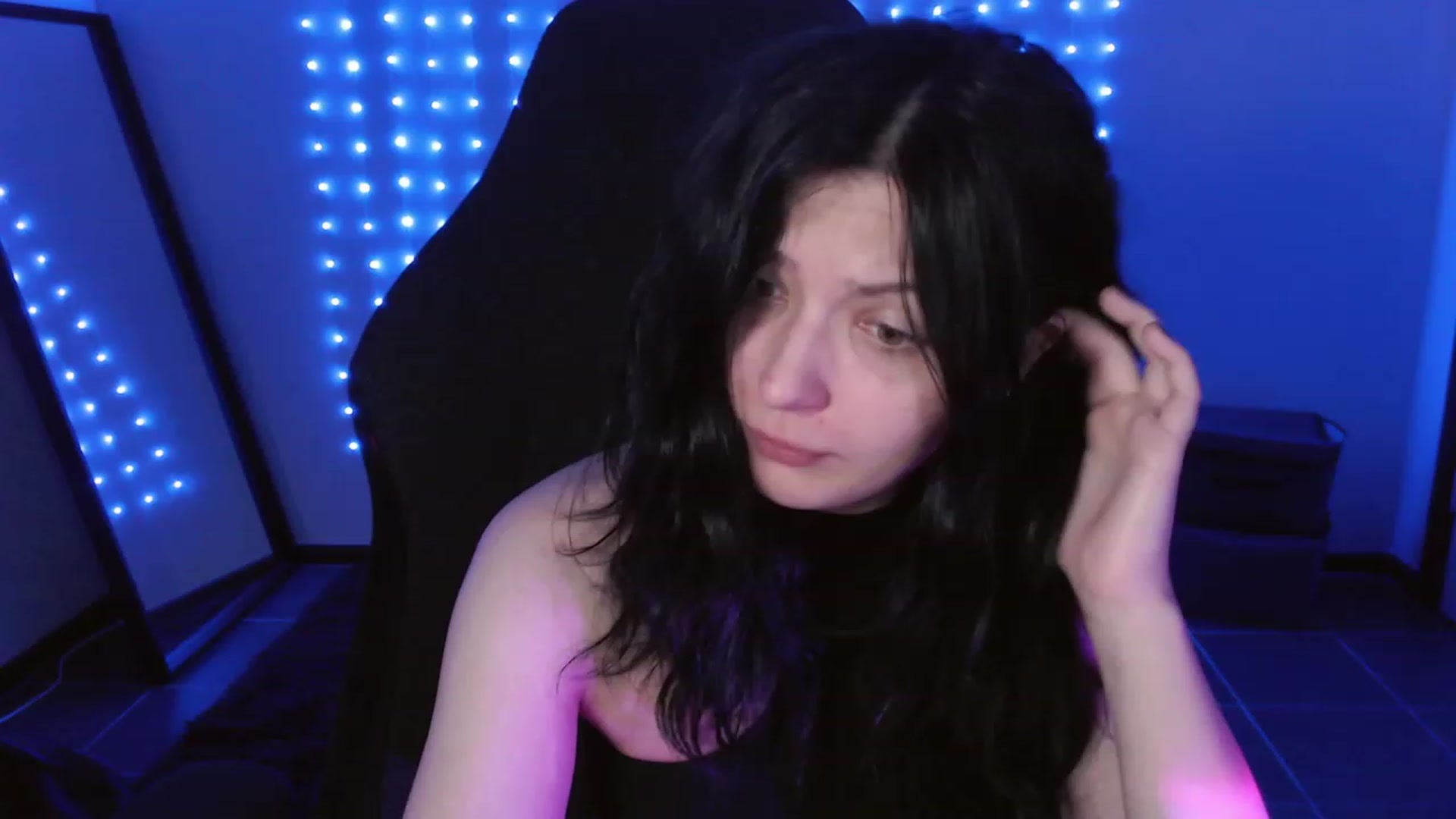 Gallery image thumbnail from RoomToAvoid's myfreecams stream on, 12/14/2023, 04:19 image 1 of 20