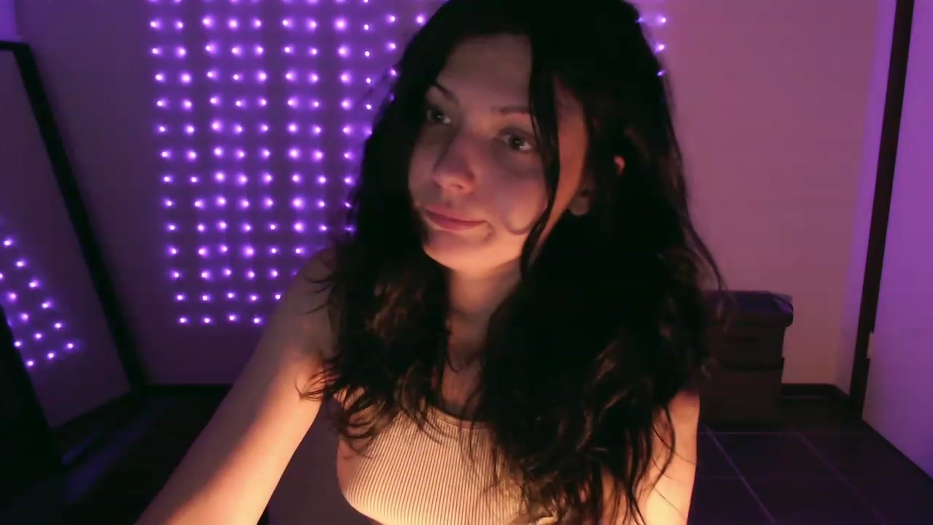 Gallery image thumbnail from RoomToAvoid's myfreecams stream on, 12/14/2023, 07:34 image 16 of 20