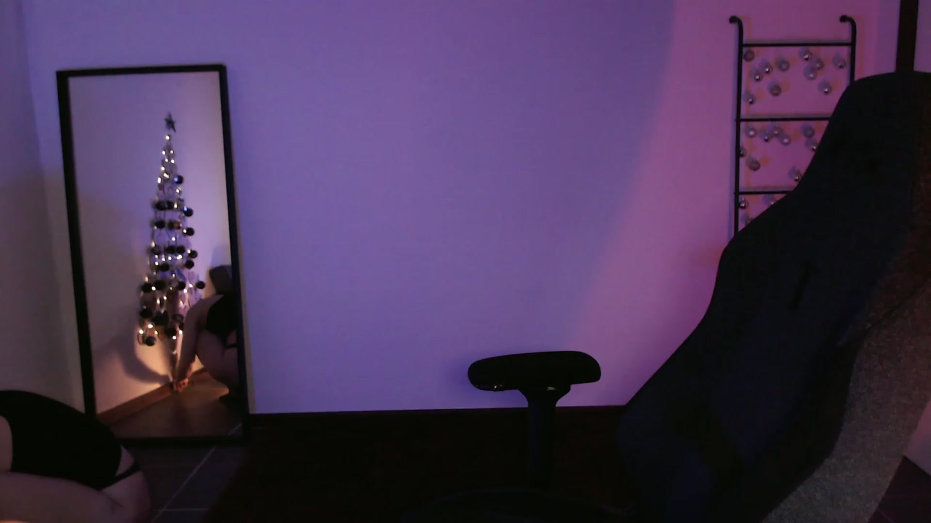 Gallery image thumbnail from RoomToAvoid's myfreecams stream on, 12/22/2023, 24:57 image 9 of 20