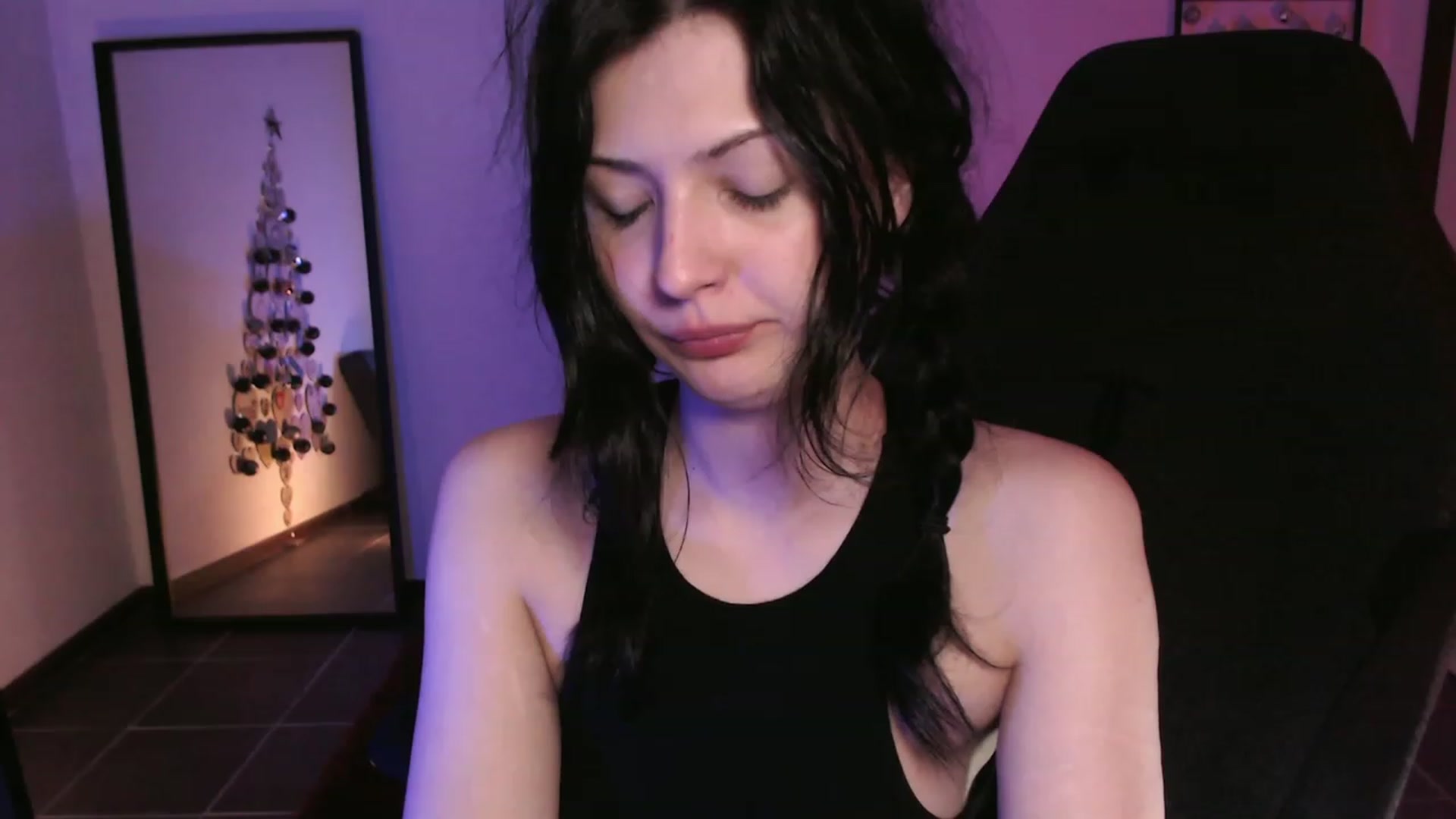 Gallery image thumbnail from RoomToAvoid's myfreecams stream on, 12/22/2023, 02:20 image 2 of 20