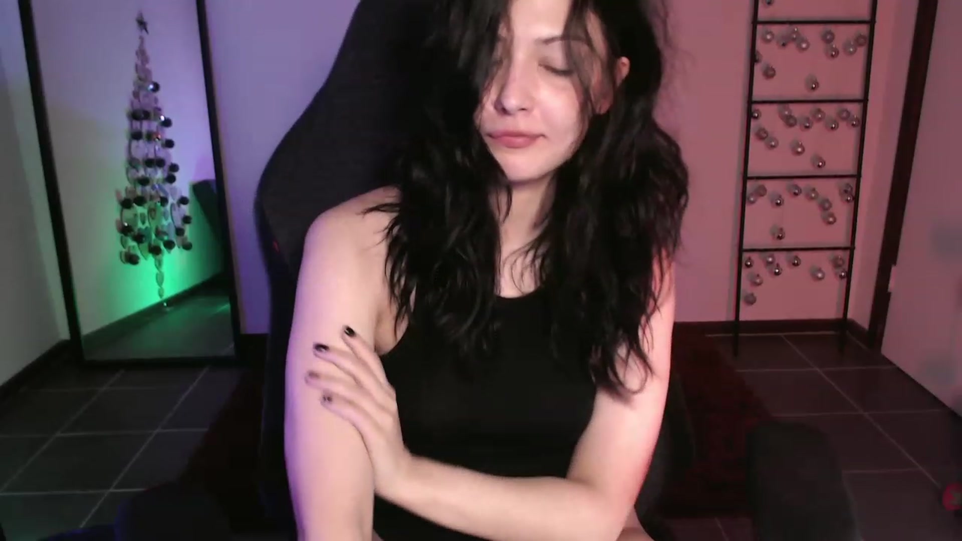 Gallery image thumbnail from RoomToAvoid's myfreecams stream on, 12/22/2023, 02:20 image 15 of 20