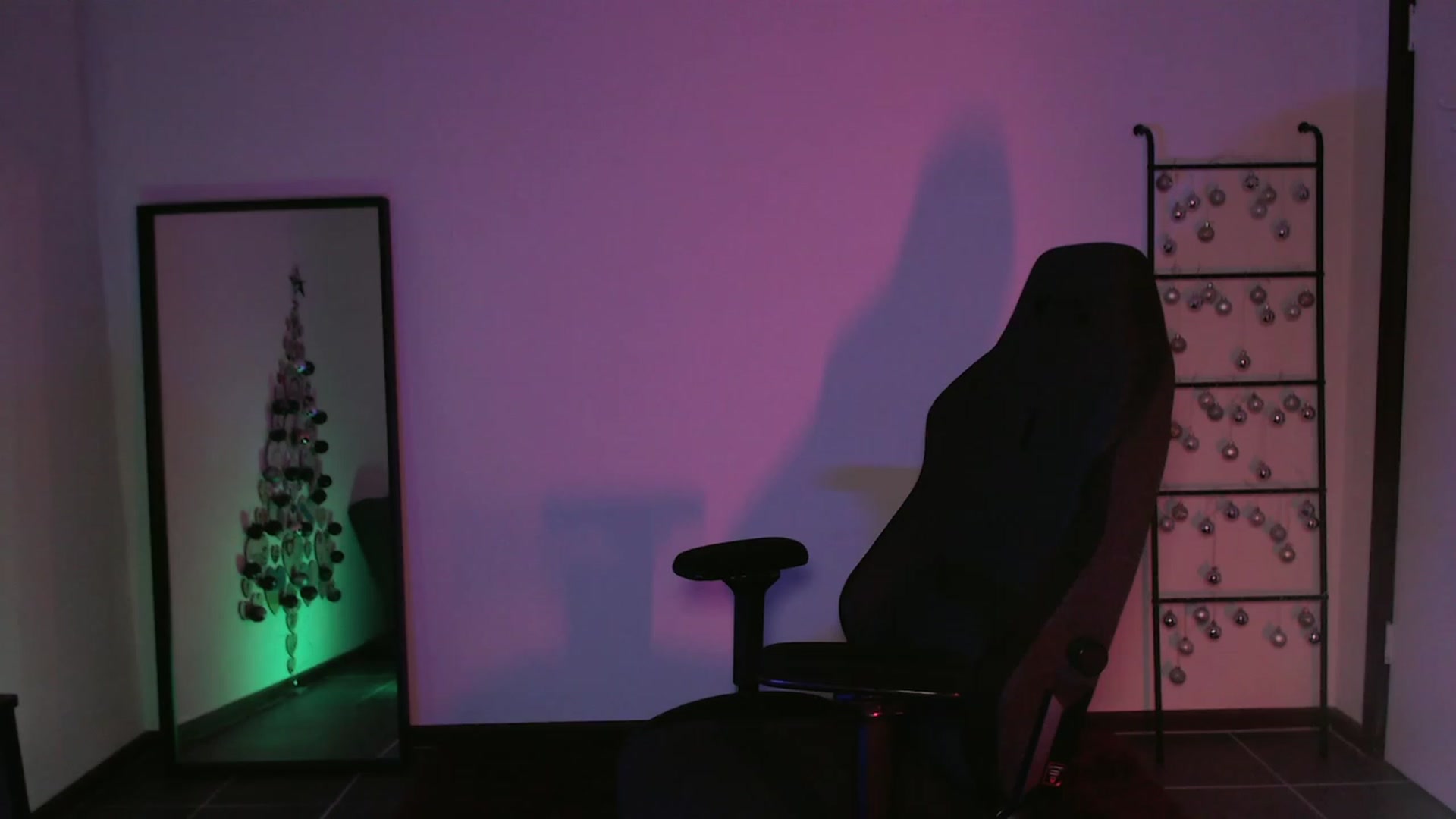 Gallery image thumbnail from RoomToAvoid's myfreecams stream on, 12/22/2023, 04:18 image 12 of 20