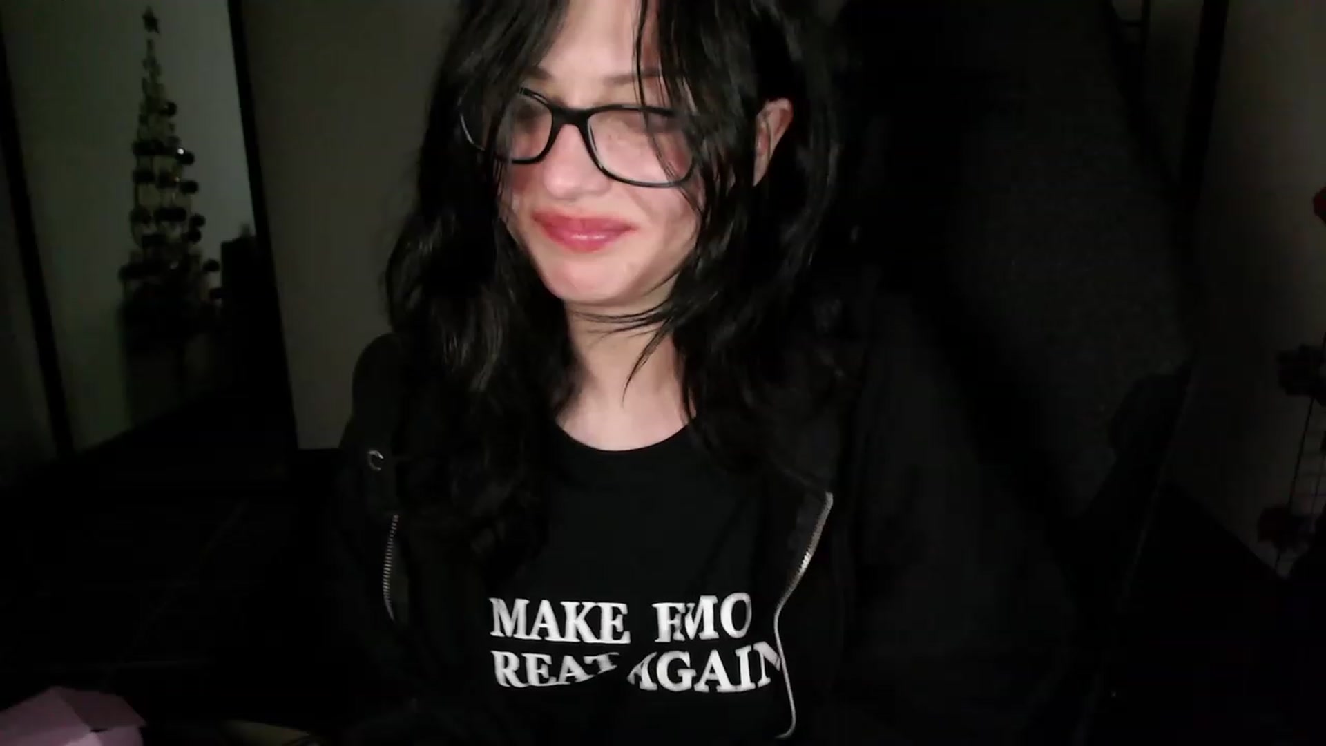 Gallery image thumbnail from RoomToAvoid's myfreecams stream on, 12/25/2023, 10:07 image 17 of 20