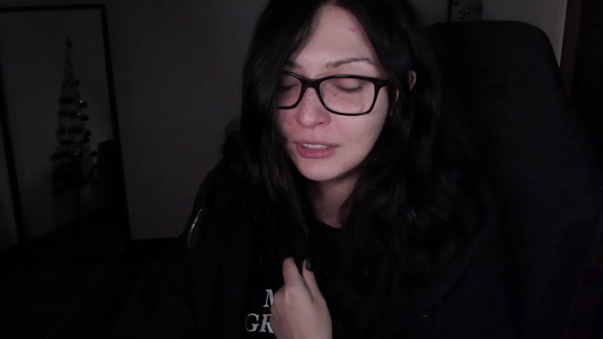 Gallery image thumbnail from RoomToAvoid's myfreecams stream on, 12/25/2023, 10:07 image 1 of 20