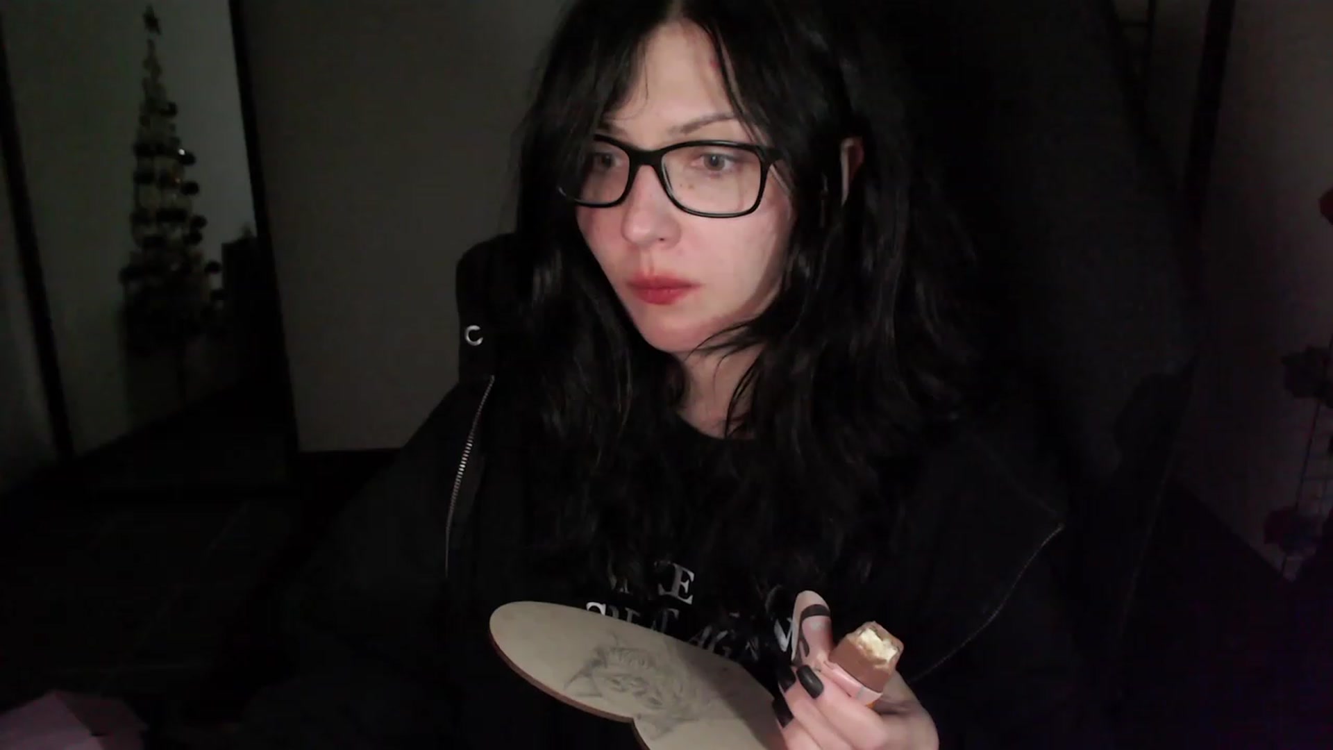 Gallery image thumbnail from RoomToAvoid's myfreecams stream on, 12/25/2023, 10:07 image 16 of 20