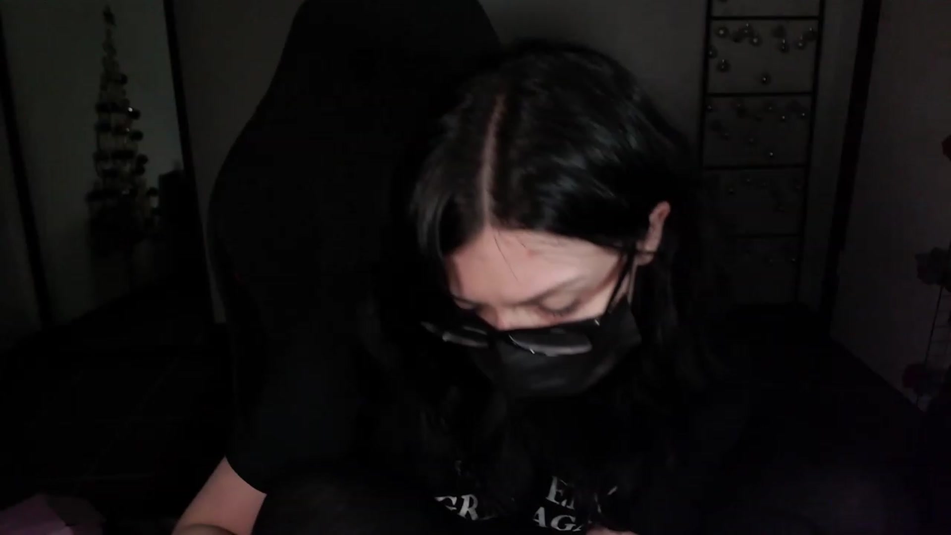 Gallery image thumbnail from RoomToAvoid's myfreecams stream on, 12/25/2023, 10:07 image 14 of 20