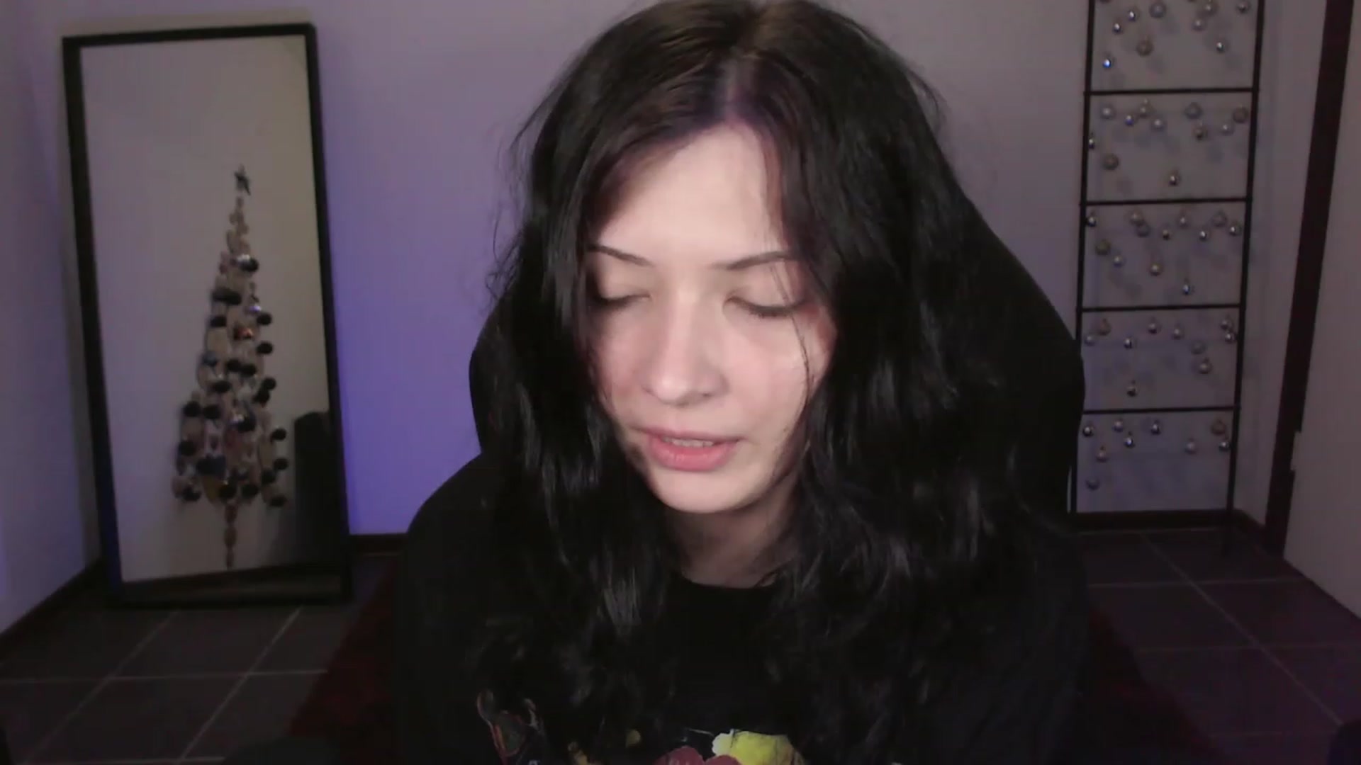 Gallery image thumbnail from RoomToAvoid's myfreecams stream on, 12/29/2023, 02:10 image 2 of 20