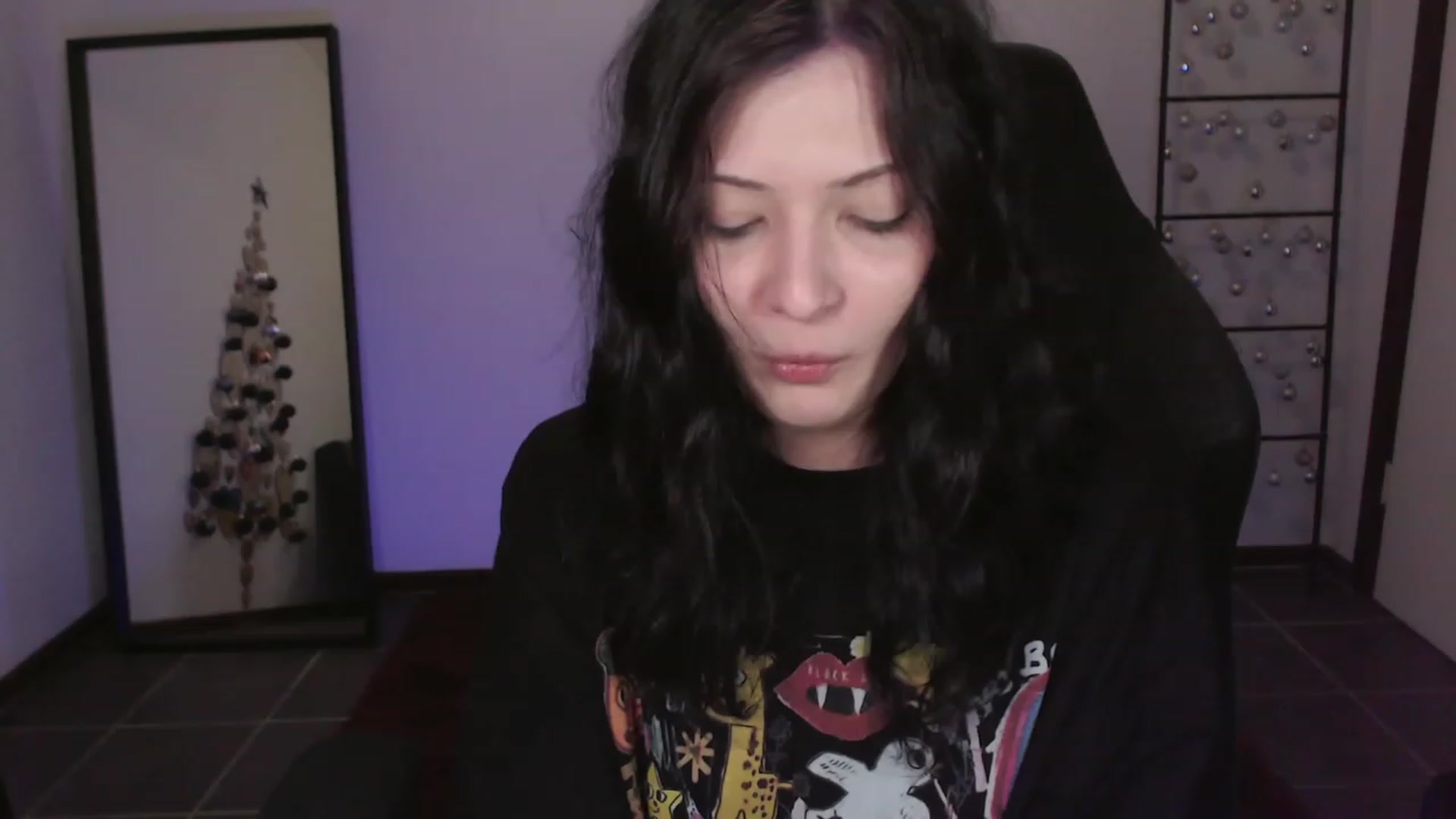 Gallery image thumbnail from RoomToAvoid's myfreecams stream on, 12/29/2023, 02:10 image 3 of 20