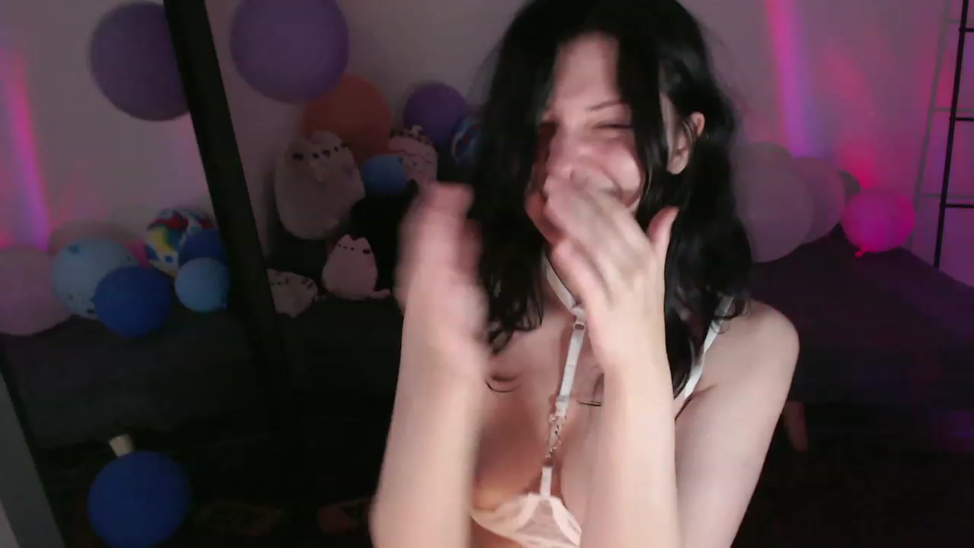 Gallery image thumbnail from RoomToAvoid's myfreecams stream on, 01/12/2024, 03:54 image 16 of 20