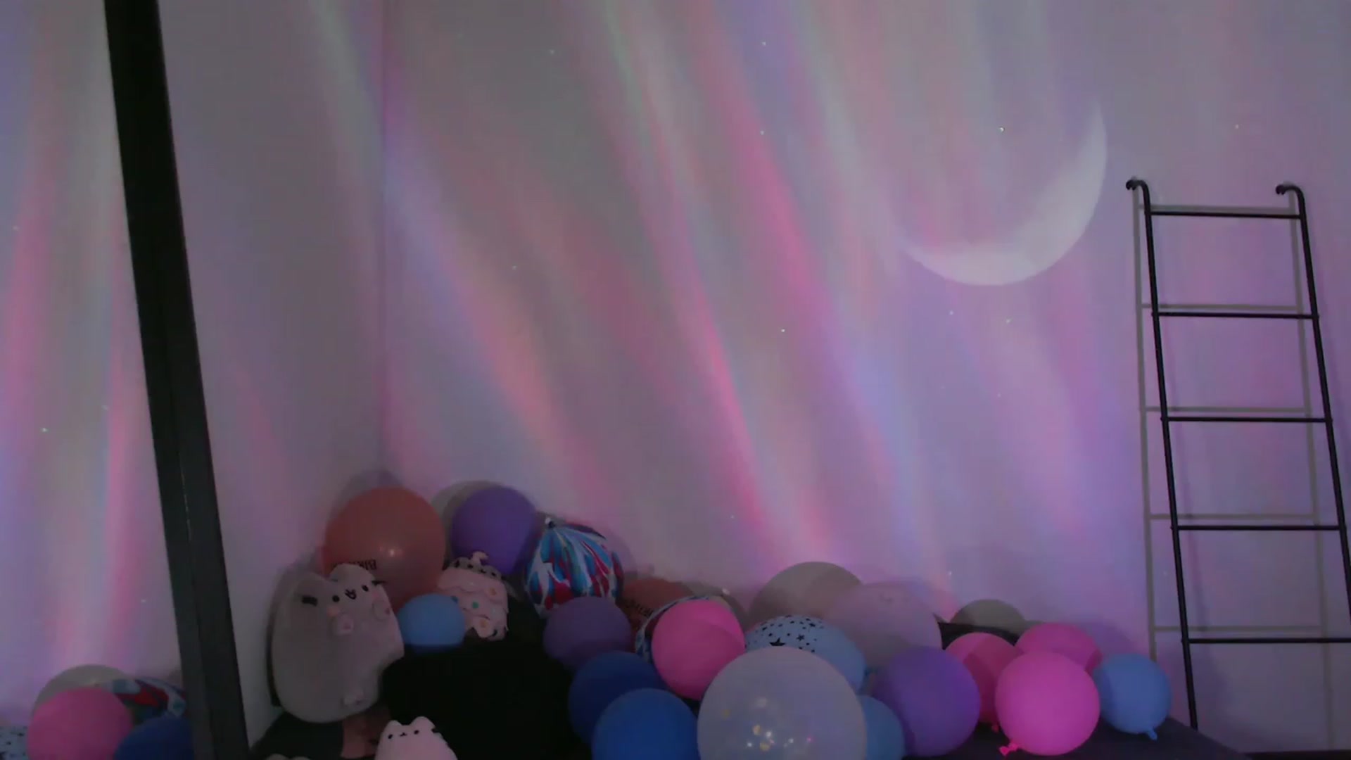 Gallery image thumbnail from RoomToAvoid's myfreecams stream on, 01/12/2024, 03:54 image 7 of 20
