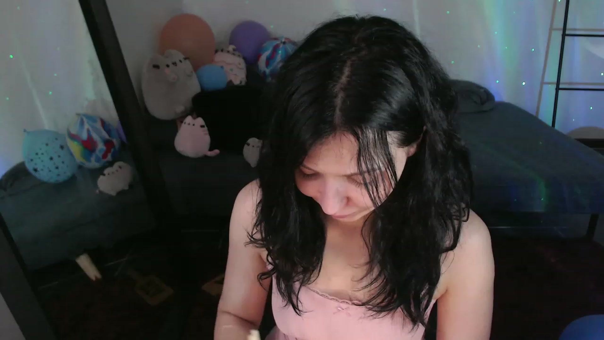 Gallery image thumbnail from RoomToAvoid's myfreecams stream on, 01/12/2024, 06:04 image 16 of 20