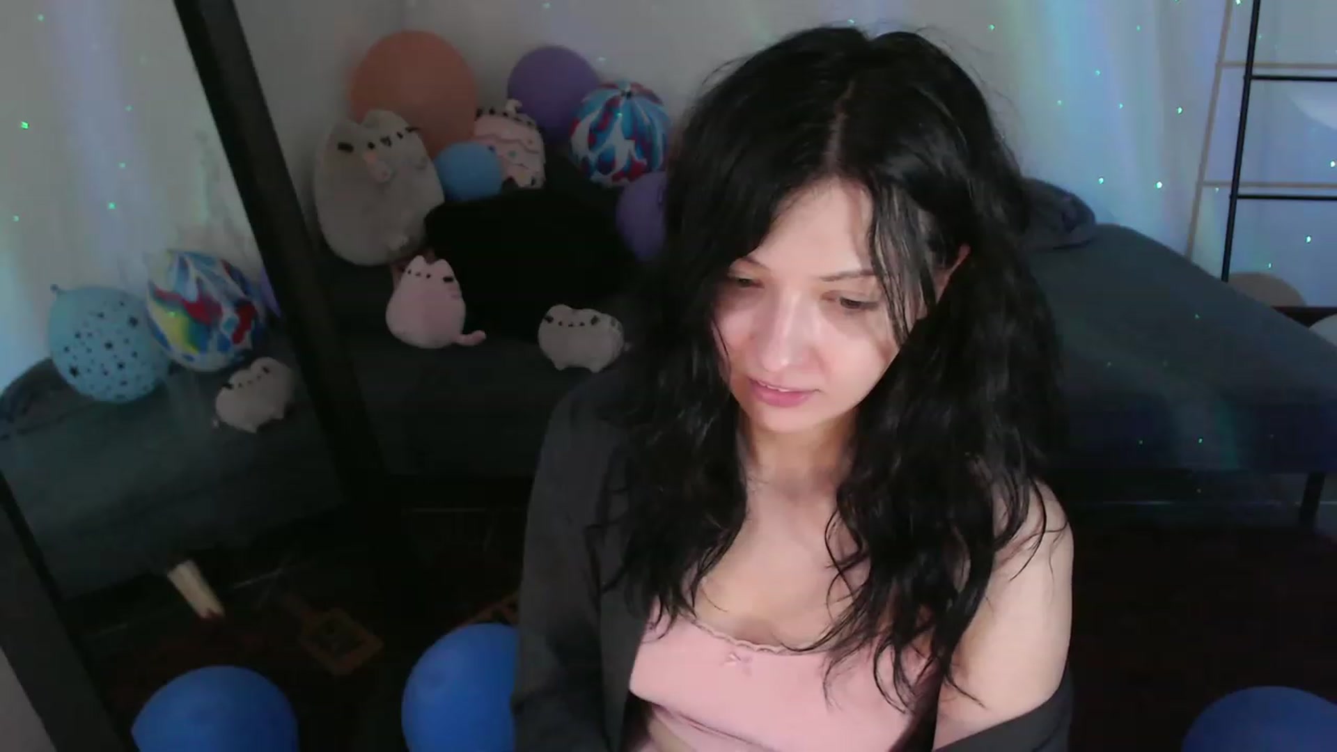 Gallery image thumbnail from RoomToAvoid's myfreecams stream on, 01/12/2024, 06:04 image 14 of 20
