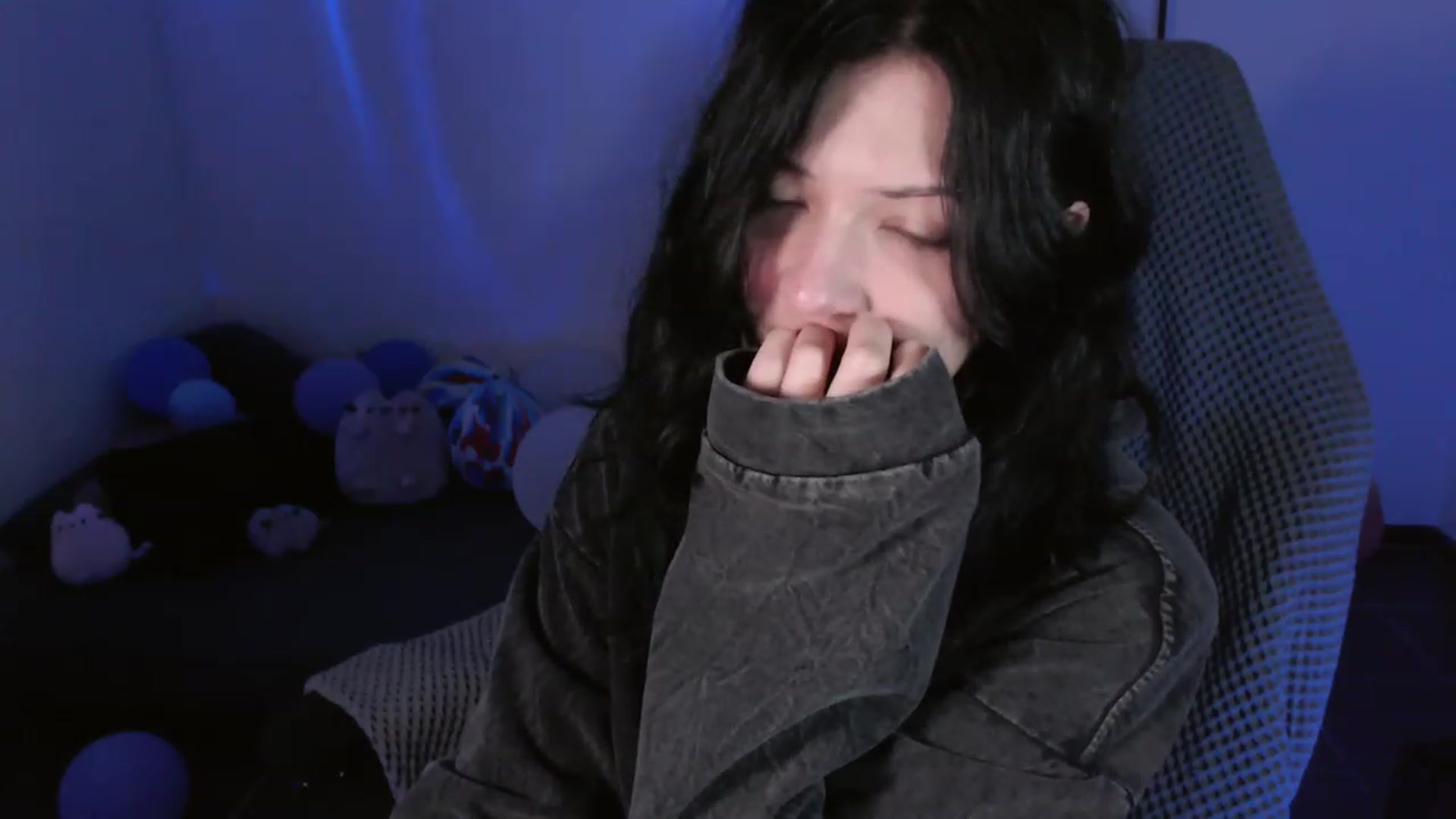 Gallery image thumbnail from RoomToAvoid's myfreecams stream on, 01/14/2024, 01:47 image 16 of 20