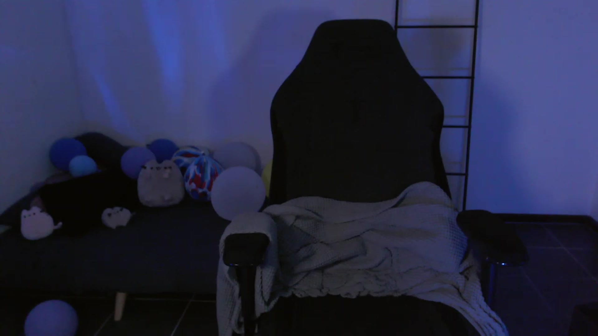 Gallery image thumbnail from RoomToAvoid's myfreecams stream on, 01/14/2024, 05:13 image 4 of 20