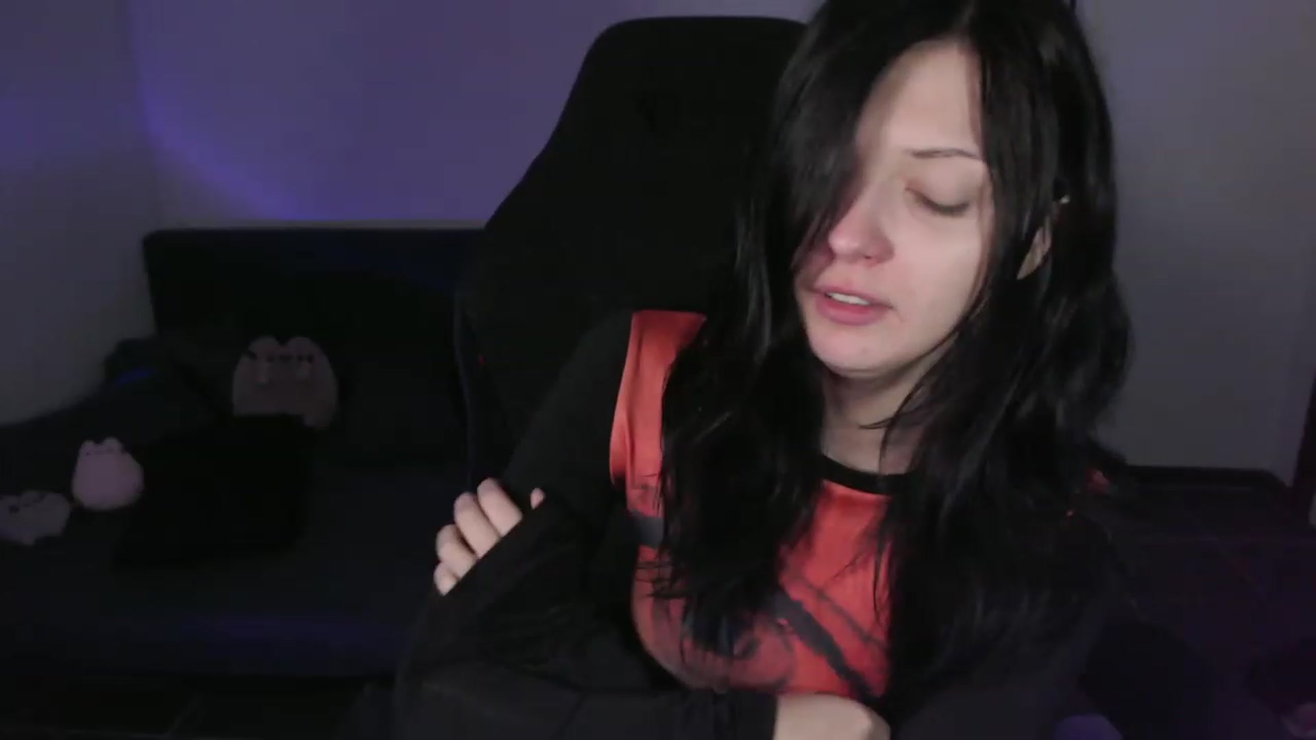 Gallery image thumbnail from RoomToAvoid's myfreecams stream on, 01/18/2024, 04:20 image 15 of 20