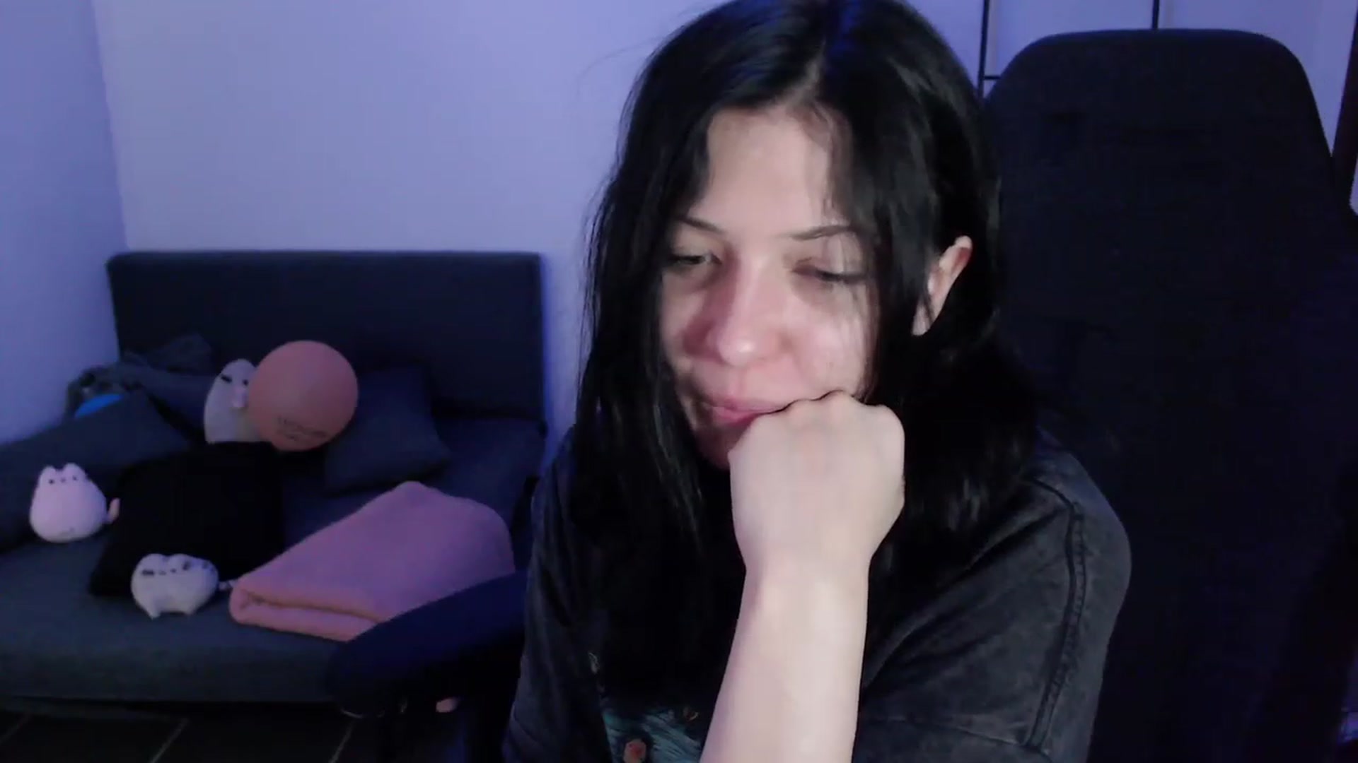 Gallery image thumbnail from RoomToAvoid's myfreecams stream on, 01/21/2024, 02:43 image 4 of 20