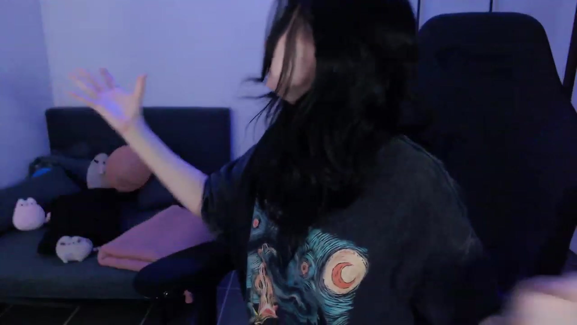 Gallery image thumbnail from RoomToAvoid's myfreecams stream on, 01/21/2024, 02:43 image 11 of 20