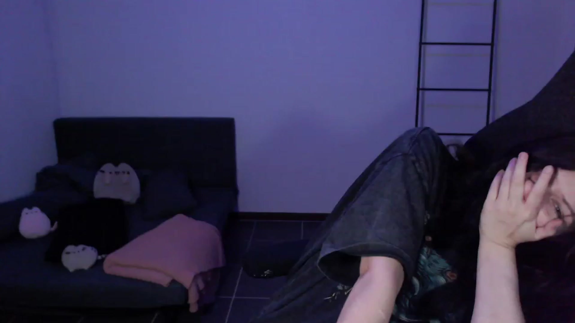 Gallery image thumbnail from RoomToAvoid's myfreecams stream on, 01/21/2024, 03:40 image 15 of 20