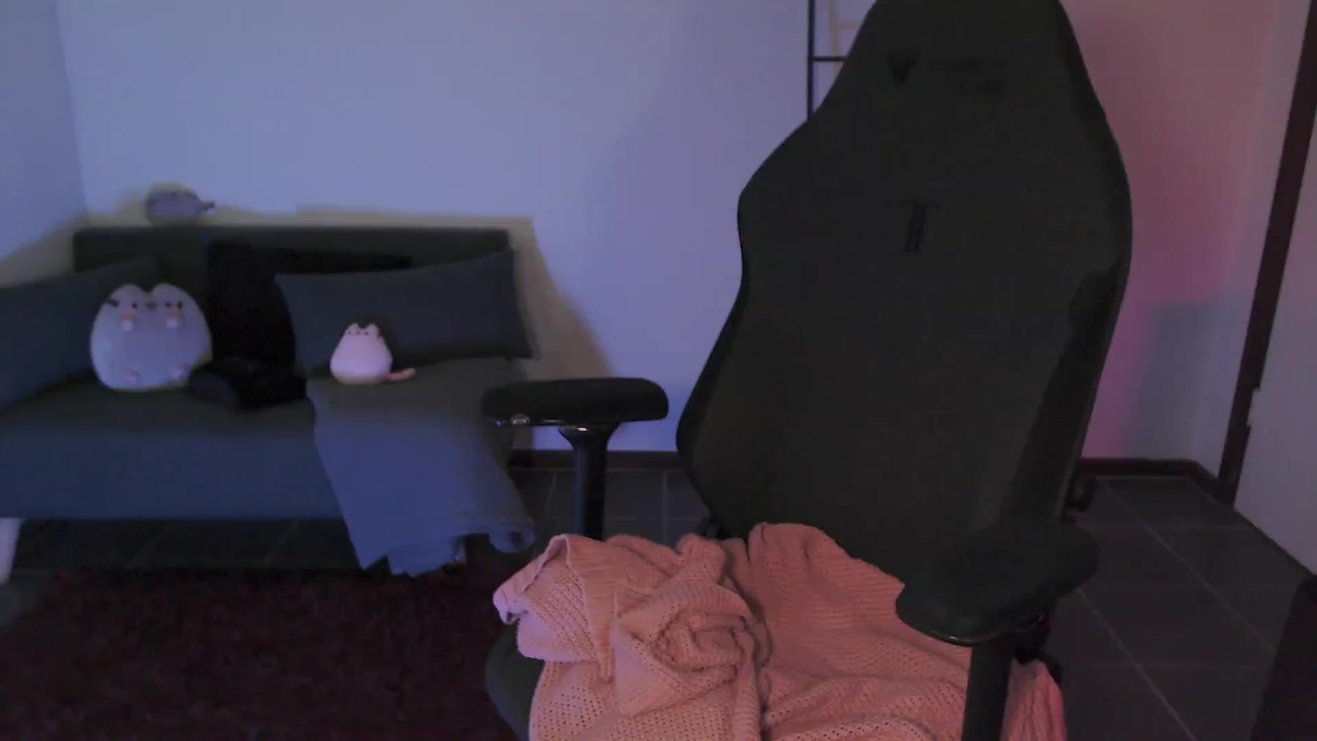 Gallery image thumbnail from RoomToAvoid's myfreecams stream on, 02/26/2024, 04:10 image 2 of 20