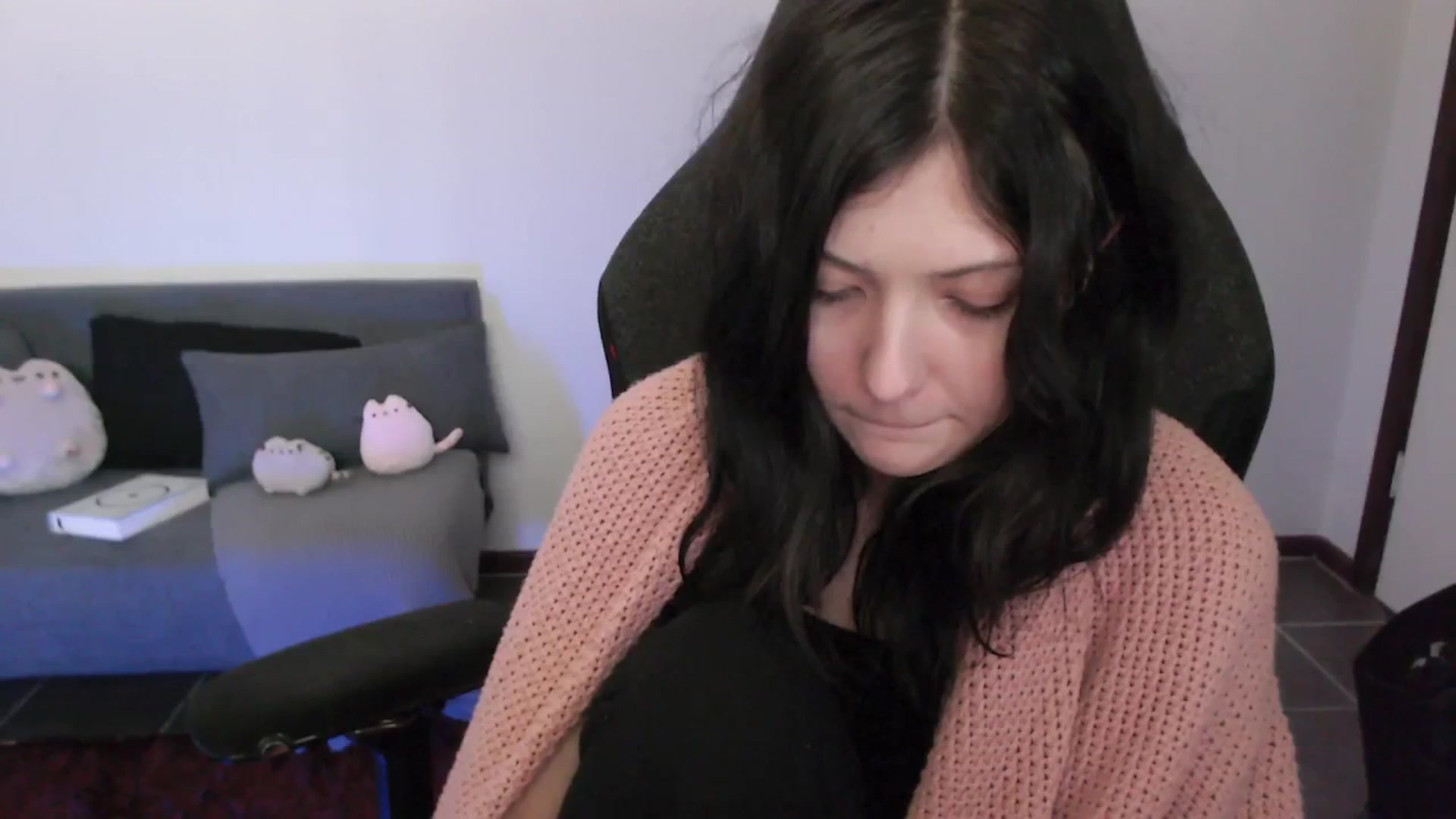 Gallery image thumbnail from RoomToAvoid's myfreecams stream on, 03/03/2024, 02:51 image 4 of 20
