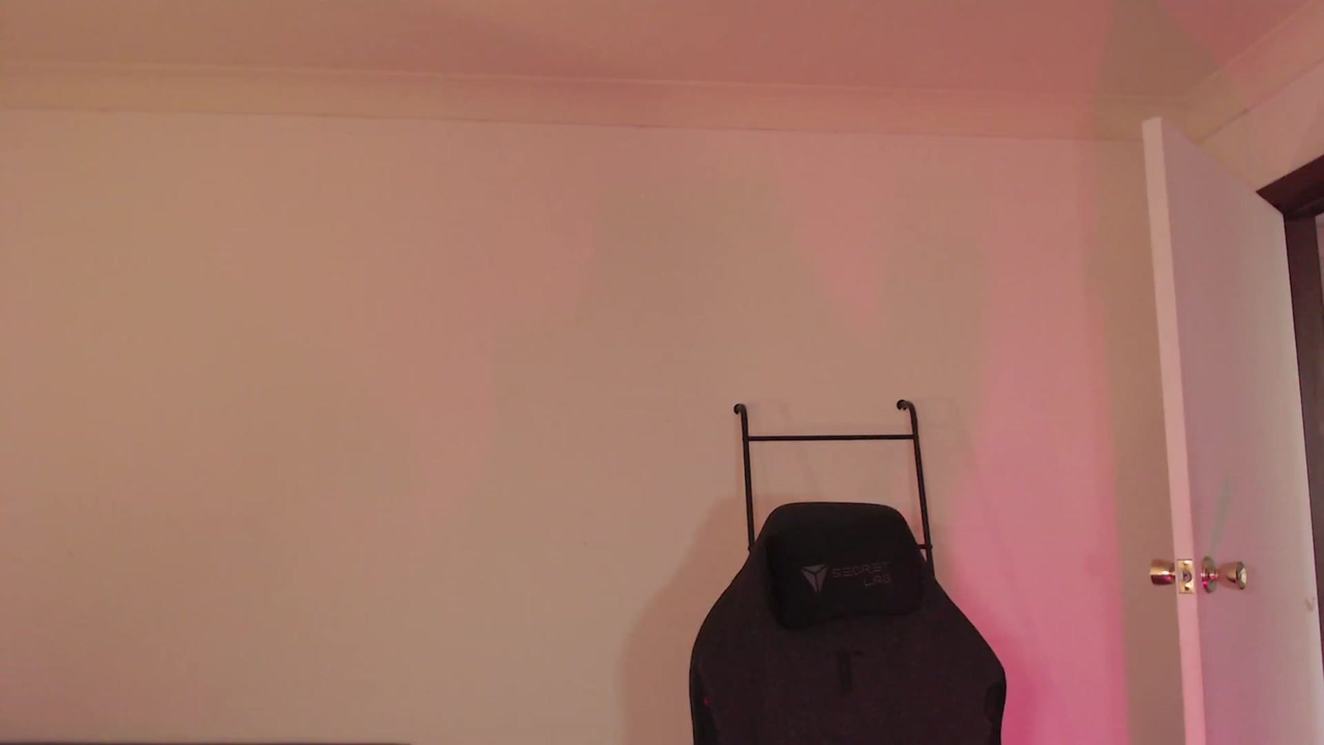 Gallery image thumbnail from RoomToAvoid's myfreecams stream on, 03/07/2024, 01:15 image 17 of 20