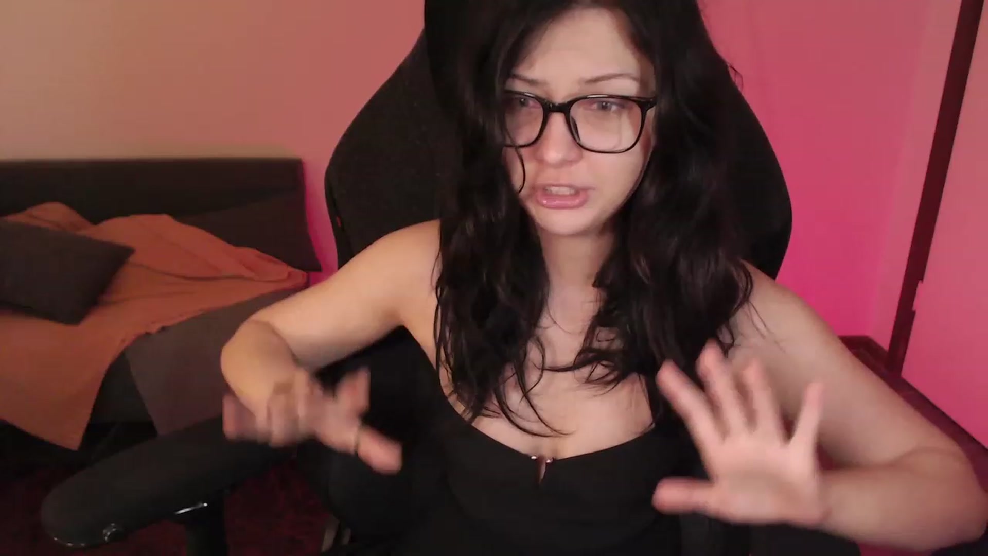 Gallery image thumbnail from RoomToAvoid's myfreecams stream on, 03/07/2024, 01:15 image 10 of 20