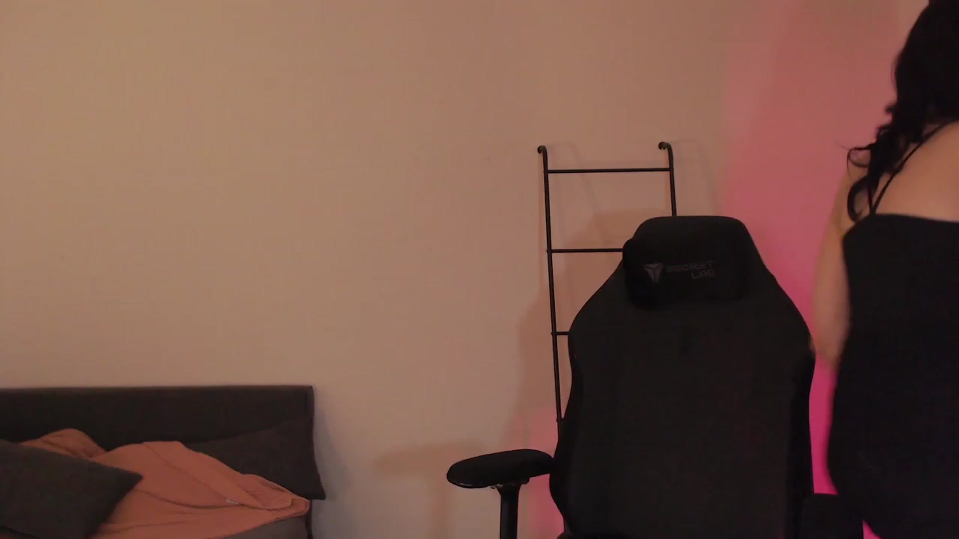 Gallery image thumbnail from RoomToAvoid's myfreecams stream on, 03/07/2024, 01:15 image 16 of 20
