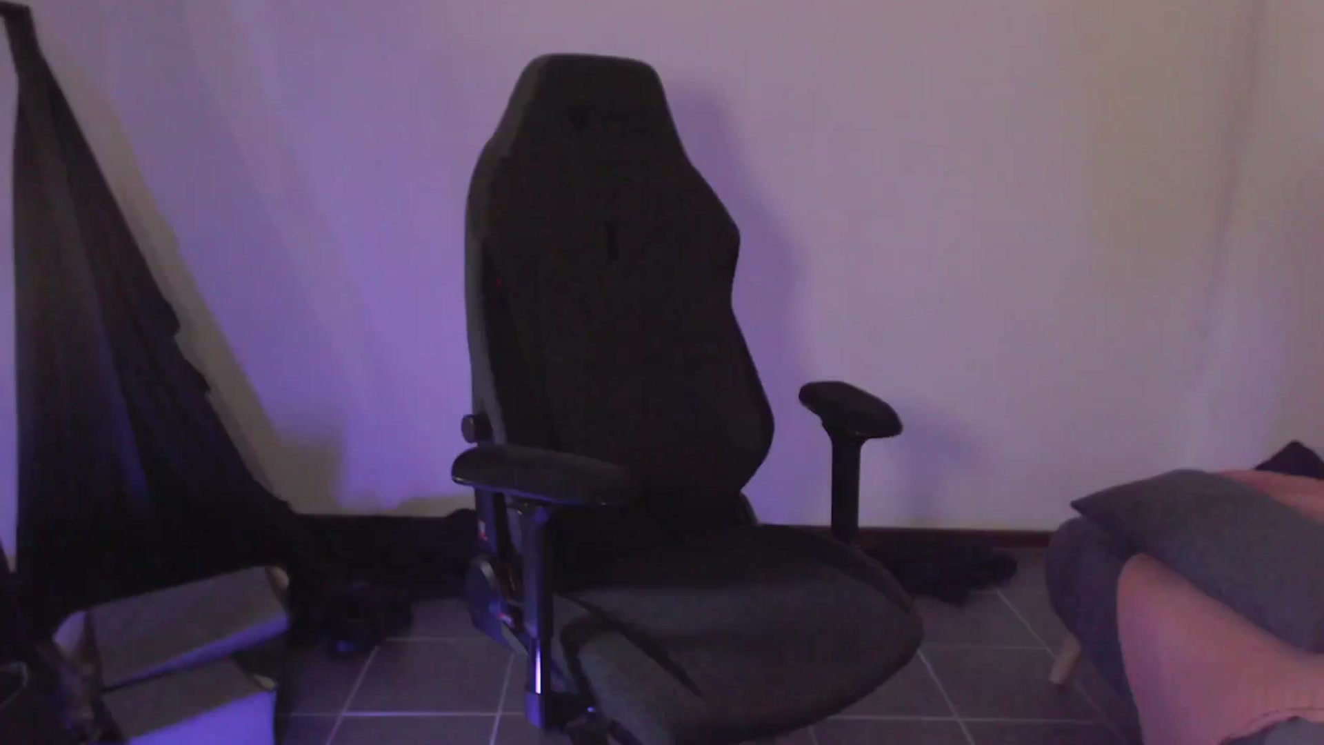 Gallery image thumbnail from RoomToAvoid's myfreecams stream on, 03/10/2024, 04:11 image 6 of 20