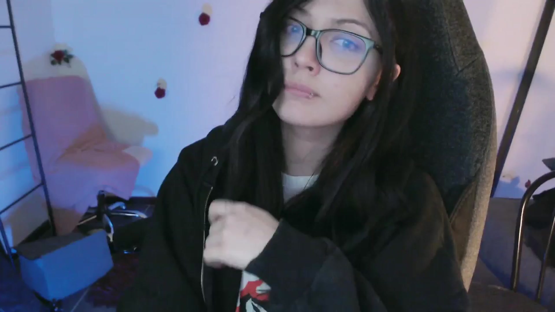 Gallery image thumbnail from RoomToAvoid's myfreecams stream on, 03/22/2024, 03:15 image 2 of 20