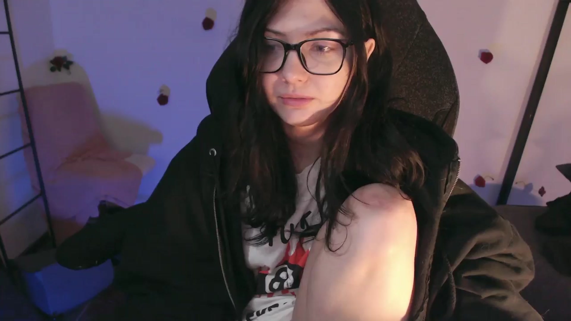 Gallery image thumbnail from RoomToAvoid's myfreecams stream on, 03/22/2024, 03:15 image 6 of 20