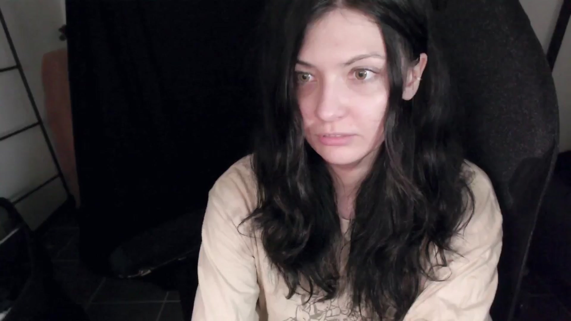 Gallery image thumbnail from RoomToAvoid's myfreecams stream on, 03/31/2024, 05:19 image 4 of 20