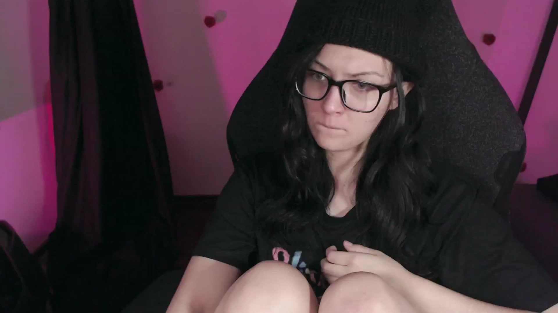 Gallery image thumbnail from RoomToAvoid's myfreecams stream on, 04/01/2024, 03:35 image 12 of 20